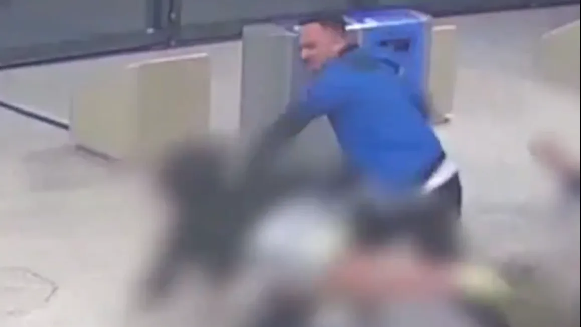 Politie deelt video van man die vrouw op grond smijt op Amsterdam Centraal