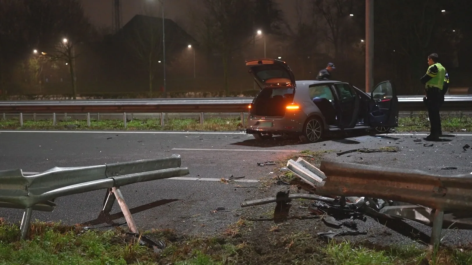 Achtervolging over A59 eindigt in vangrail, enorme ravage