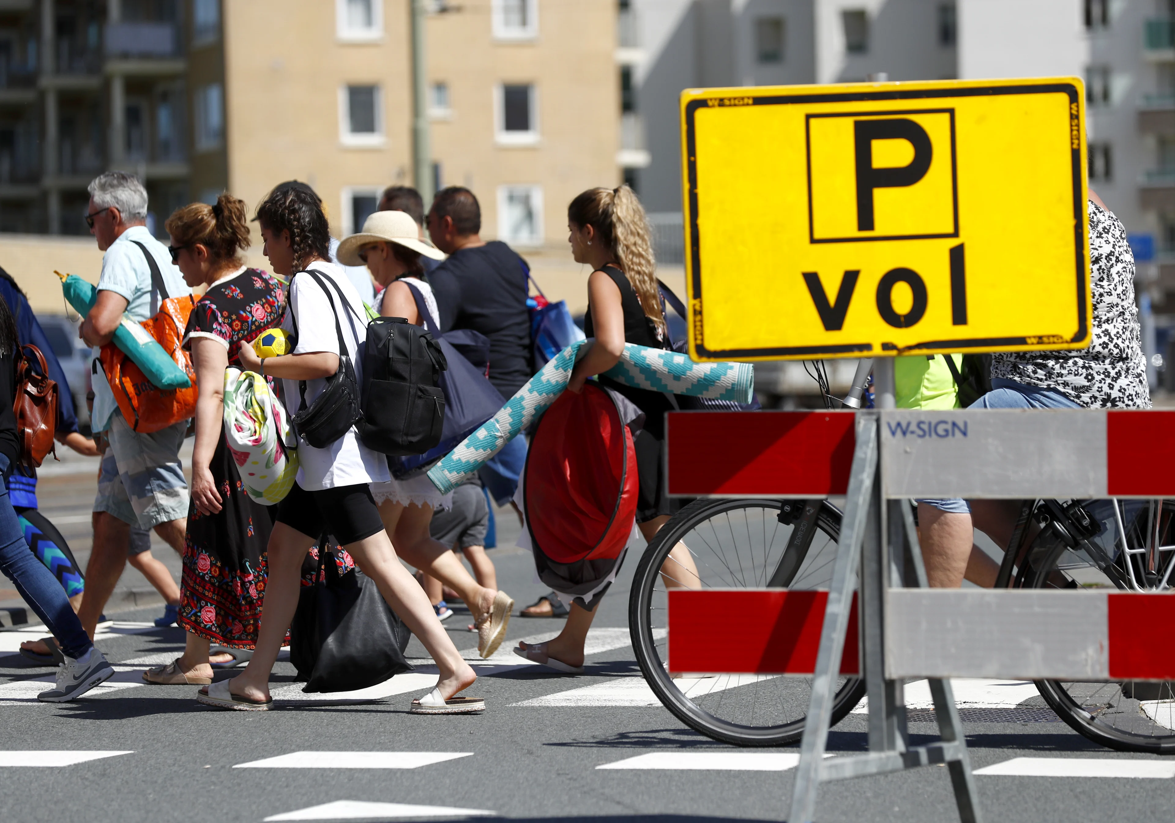 Drukte bij stranden, strandgemeenten roepen op om niet meer (met de auto) te komen