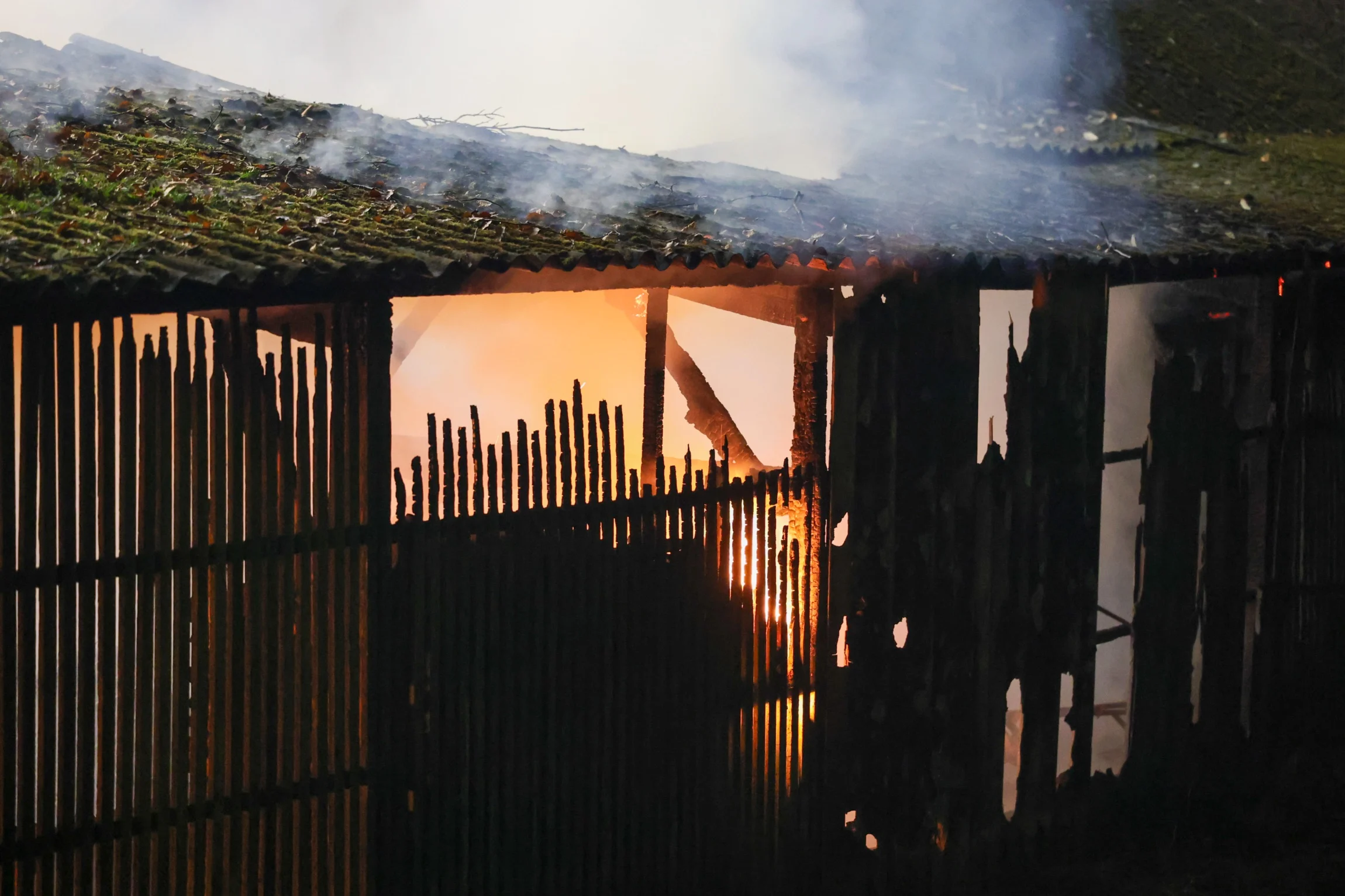 Grote brand in loods met caravans in Friese Rottevalle