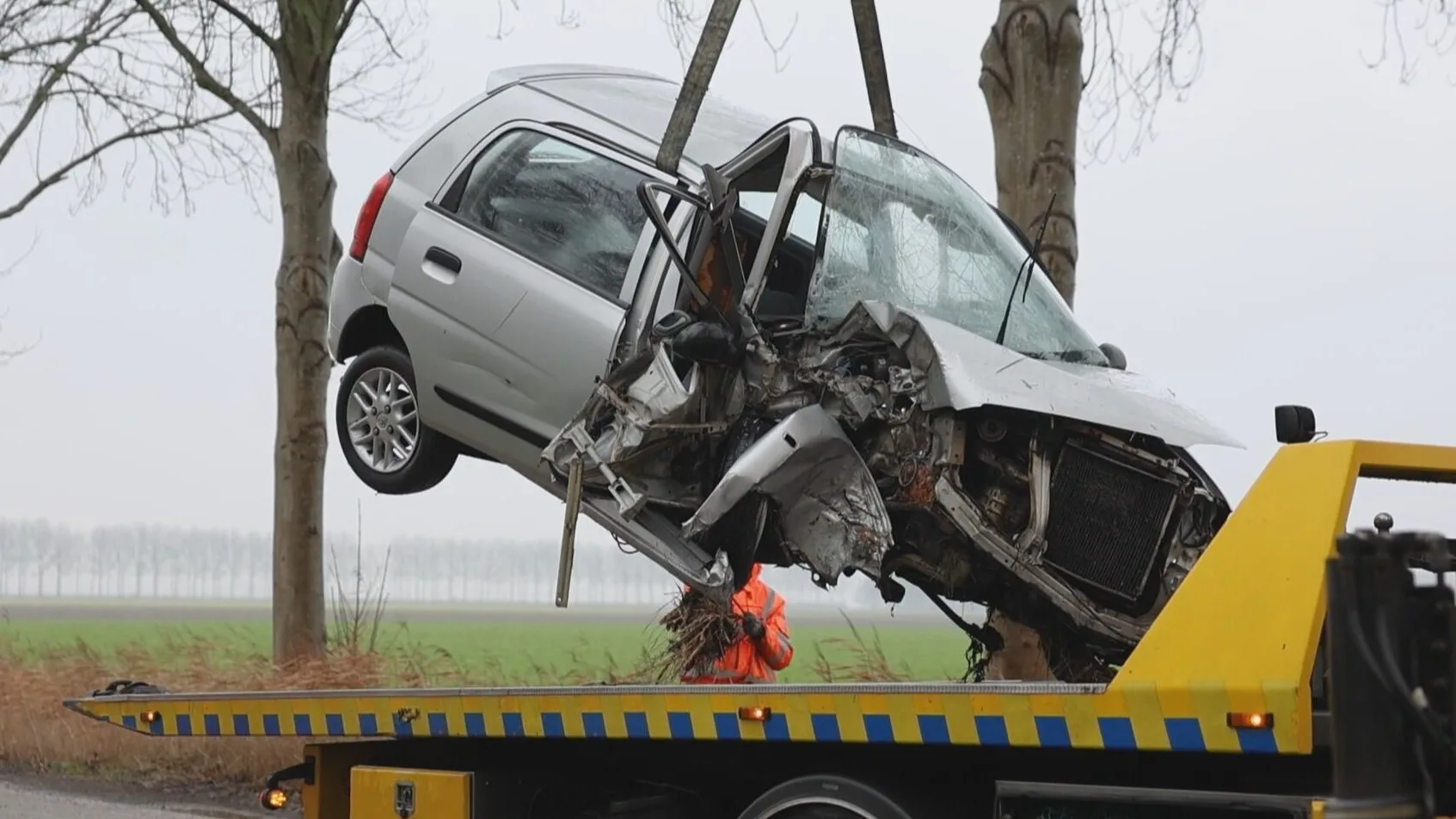 Automobilist zwaargewond nadat auto tegen boom knalt in Emmeloord