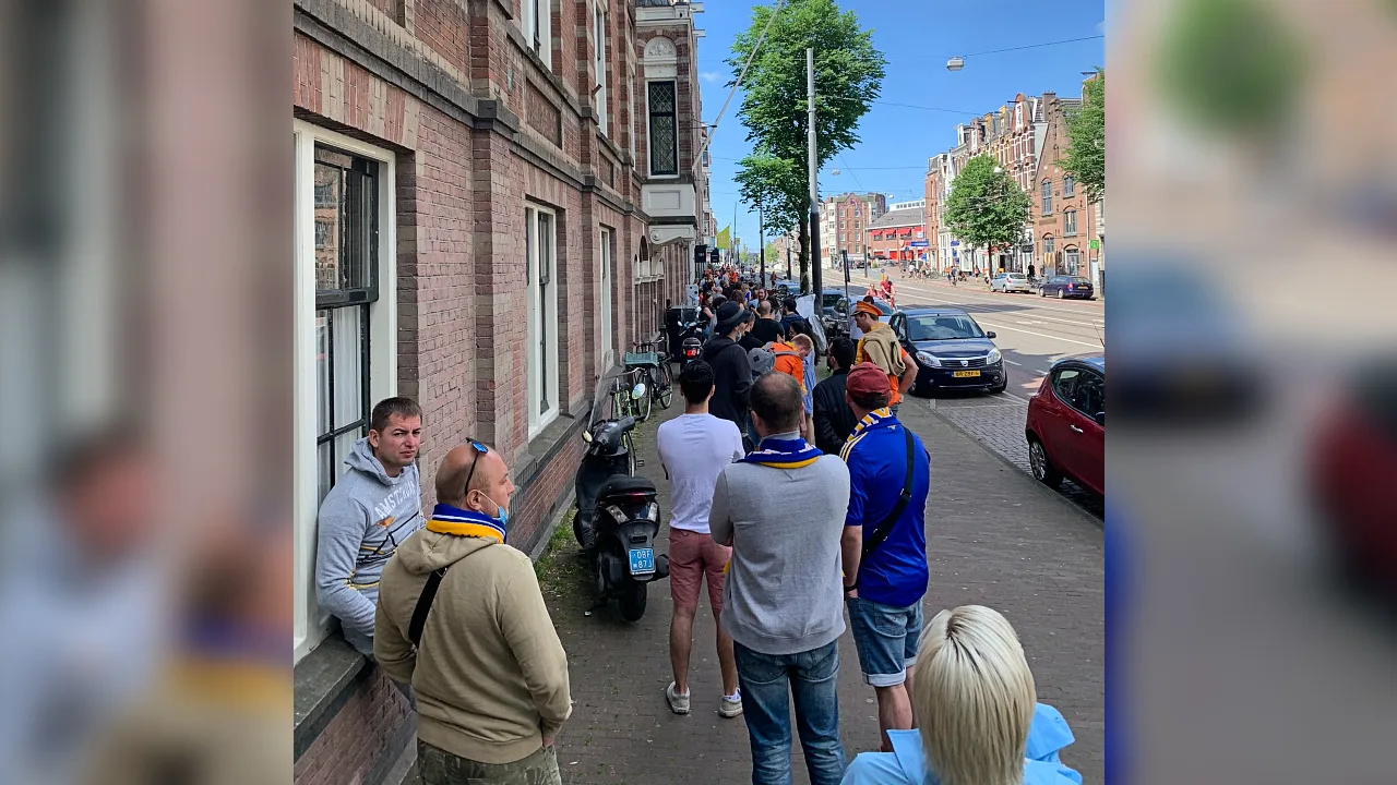 Lange rijen voor coronatest Oranjewedstrijd: 'Gaat ten koste van onze drinktijd'