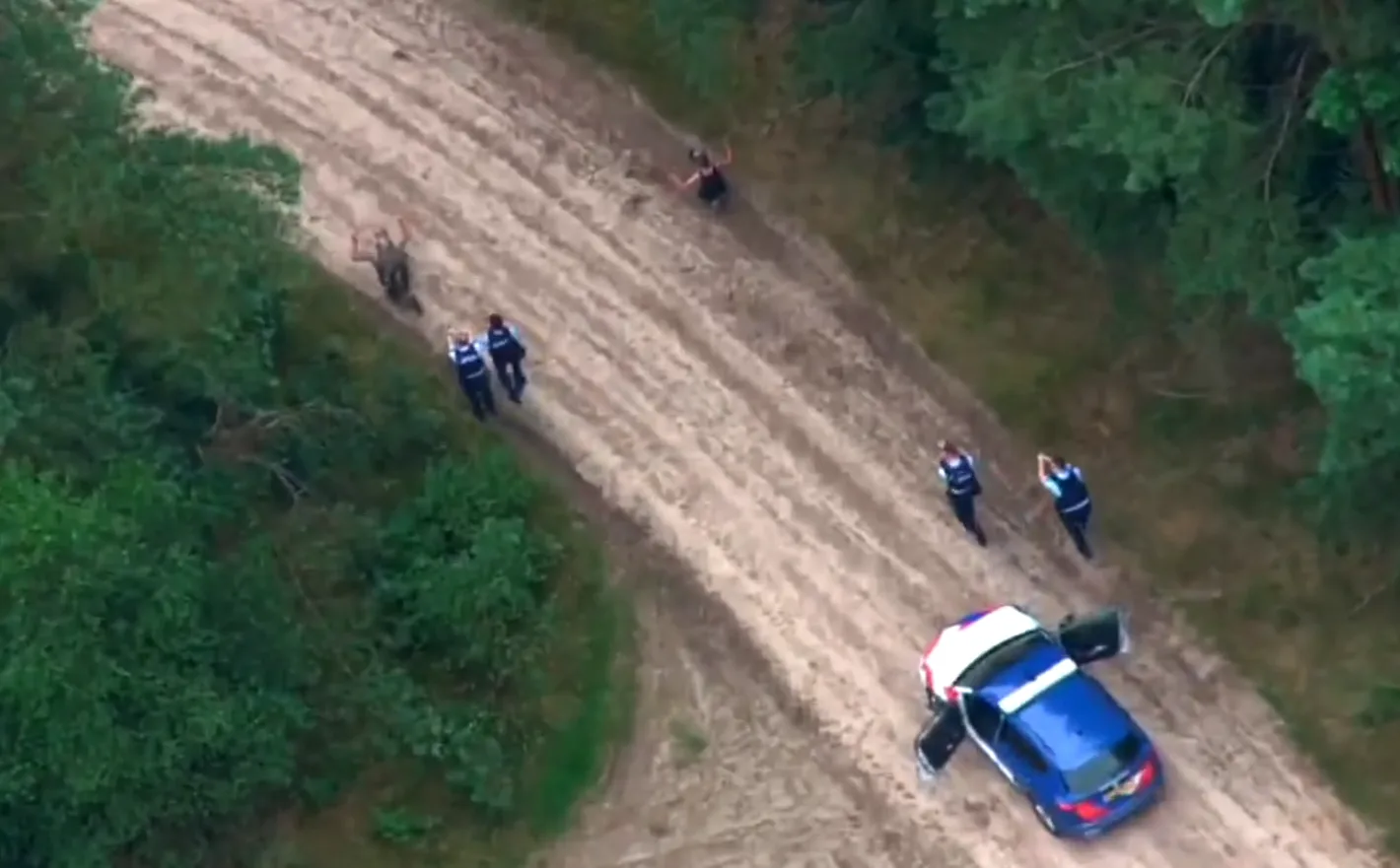 Mannen in camouflagekleding gepakt op militair terrein