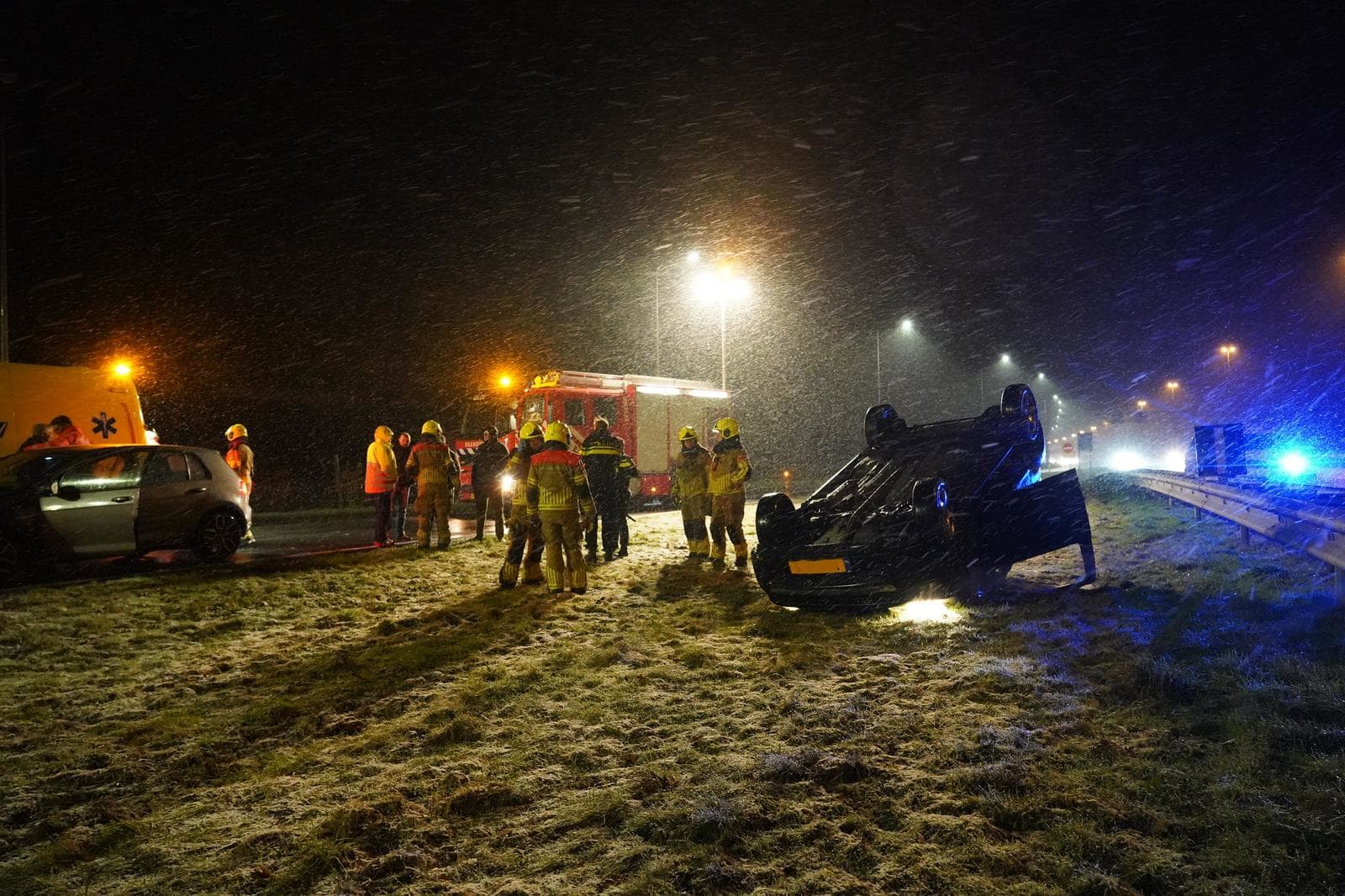 Auto over de kop tijdens hevige sneeuwbui bij Gilze
