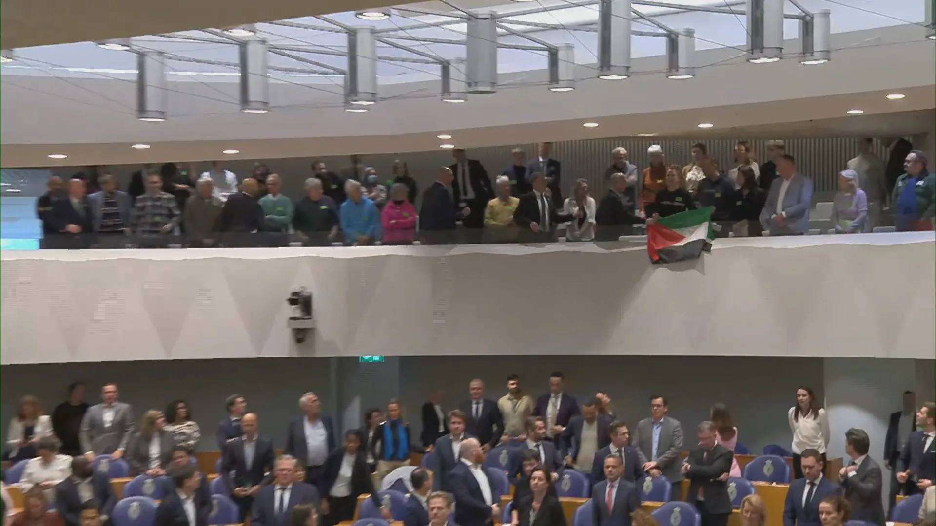 Herdenking overleden oud-premier Van Agt in Kamer verstoord door activisten