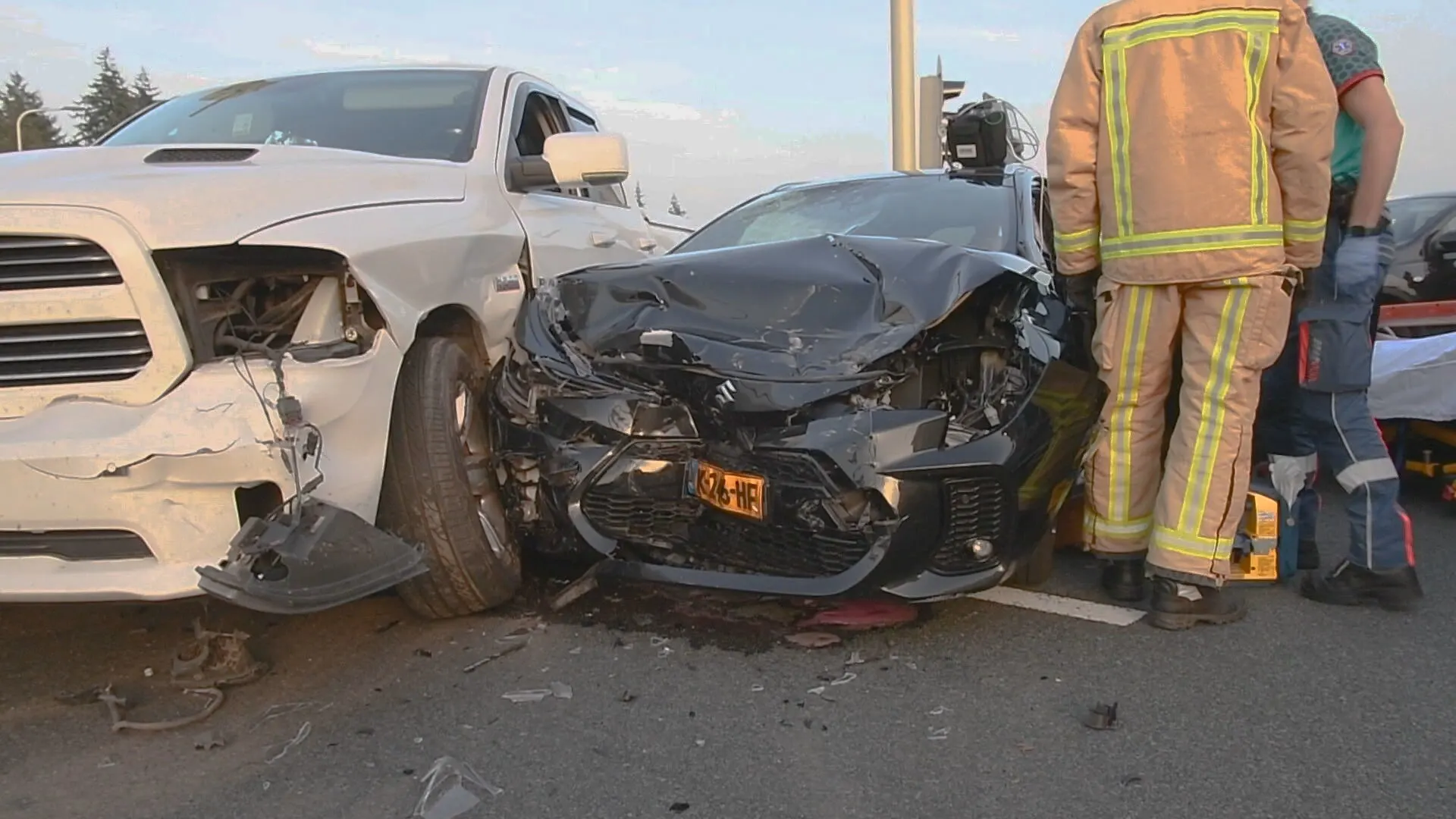 Baby en twee volwassenen naar ziekenhuis na auto-ongeluk