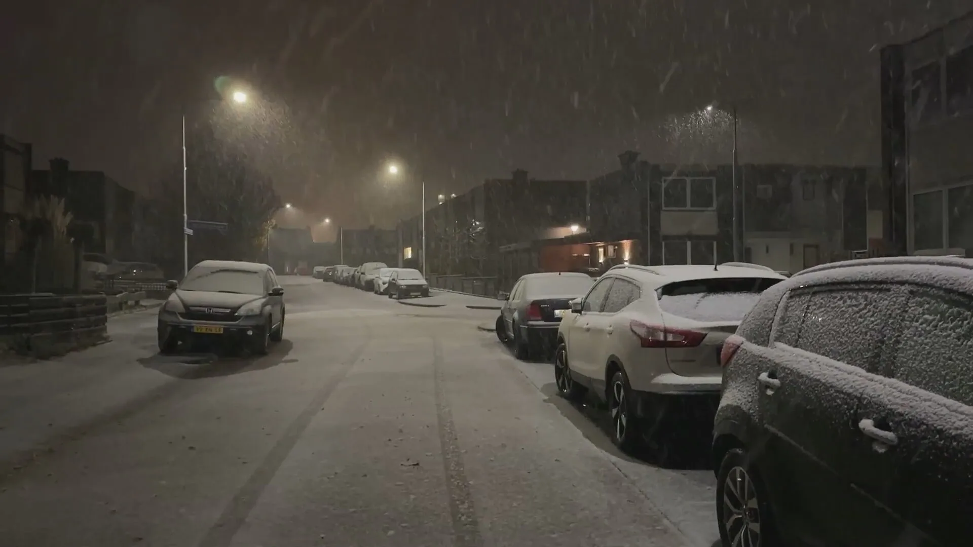 Eerste sneeuw gevallen, witte straten in deel Nederland