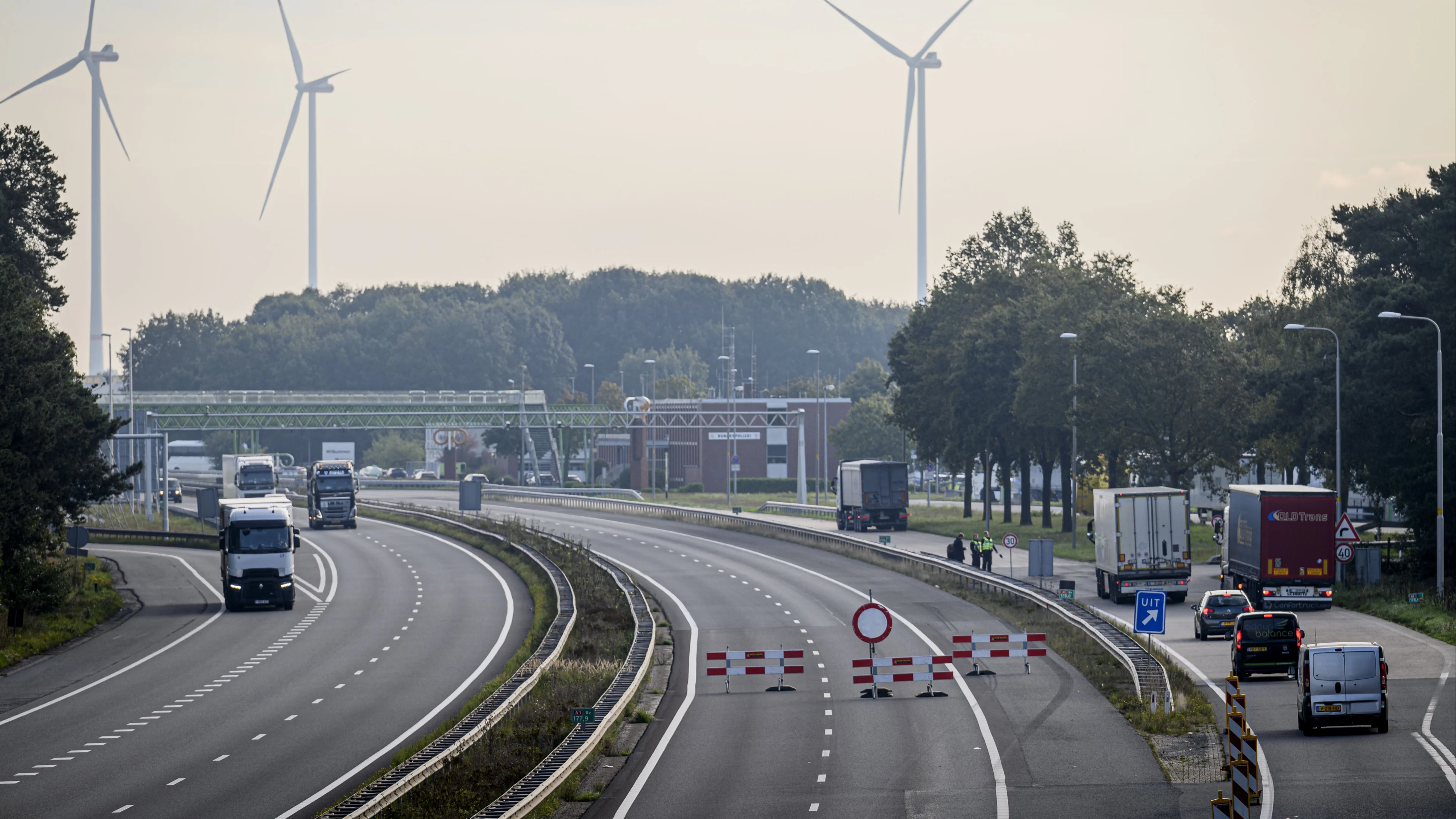 Heftig ongeluk in file voor Duitse grenscontrole, rijstrook A1 dicht
