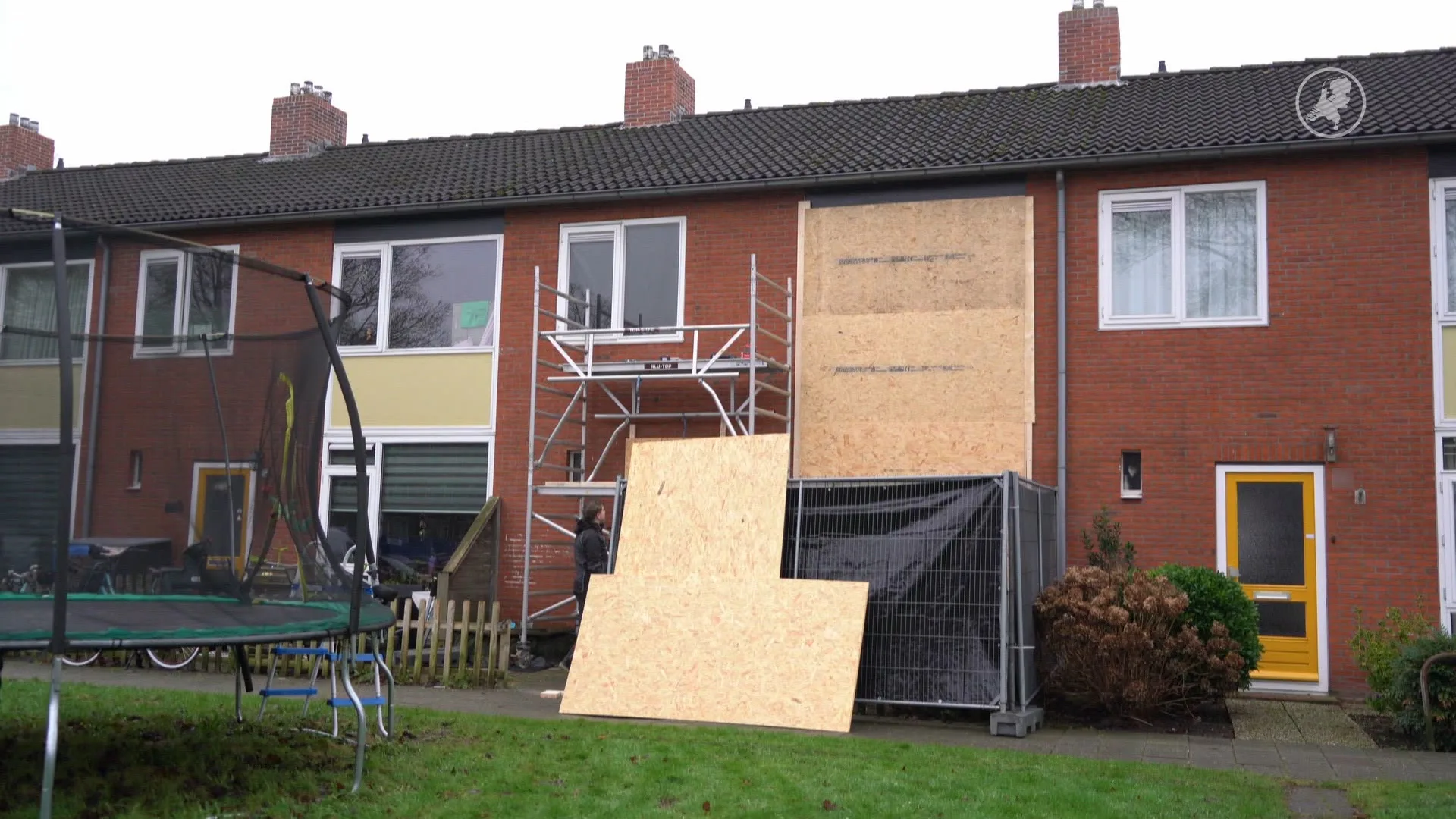 Woning in Stadskanaal dichtgetimmerd: 'Verdachte kocht snoep voor kinderen'