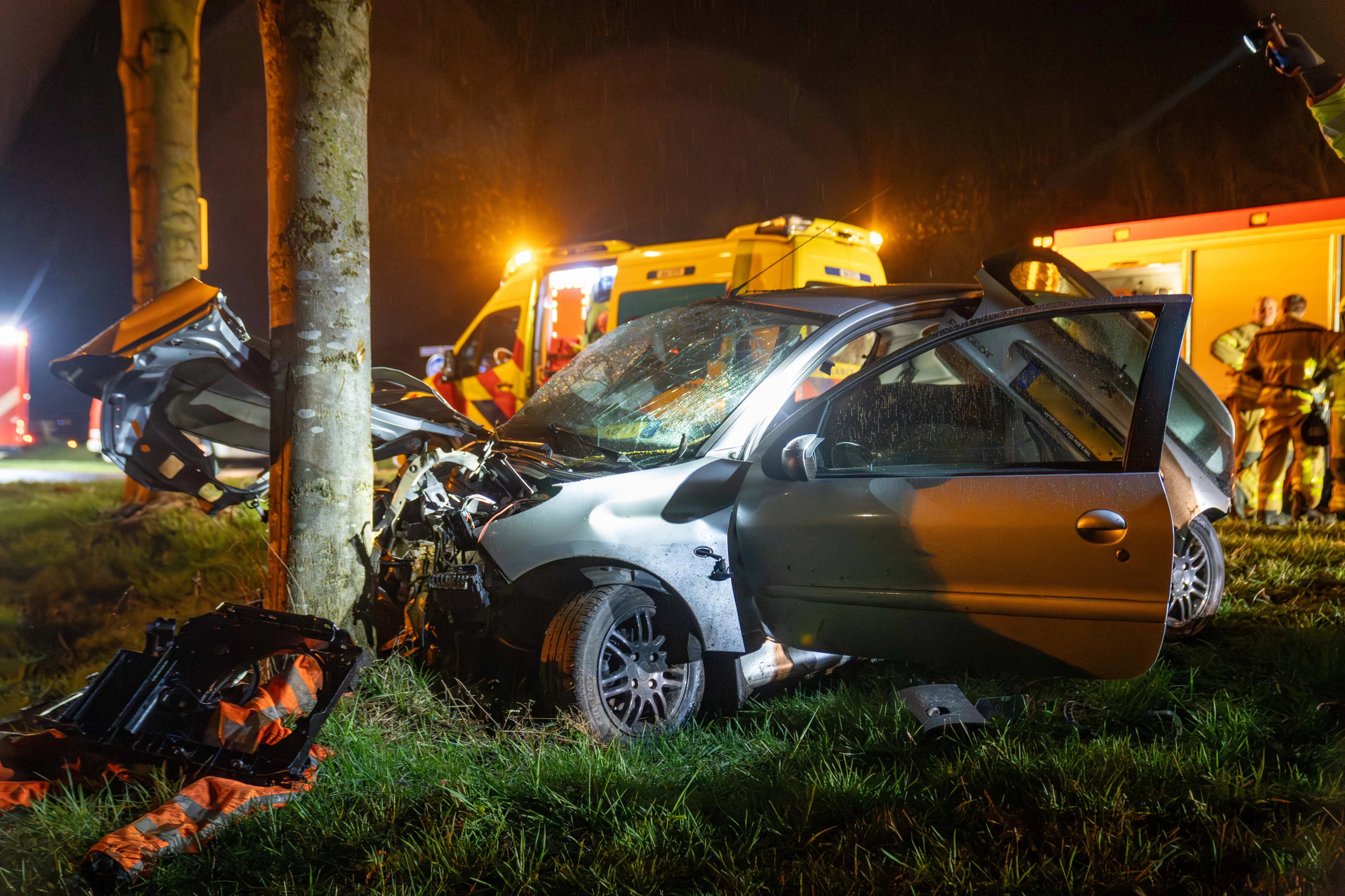 Jongen (19) rijdt dronken tegen boom, bijrijder zwaargewond afgevoerd