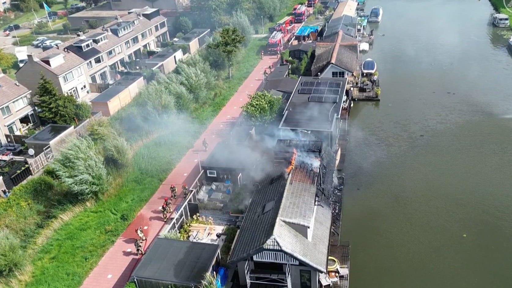 Brand op woonboot in Purmerend: twee mensen naar ziekenhuis