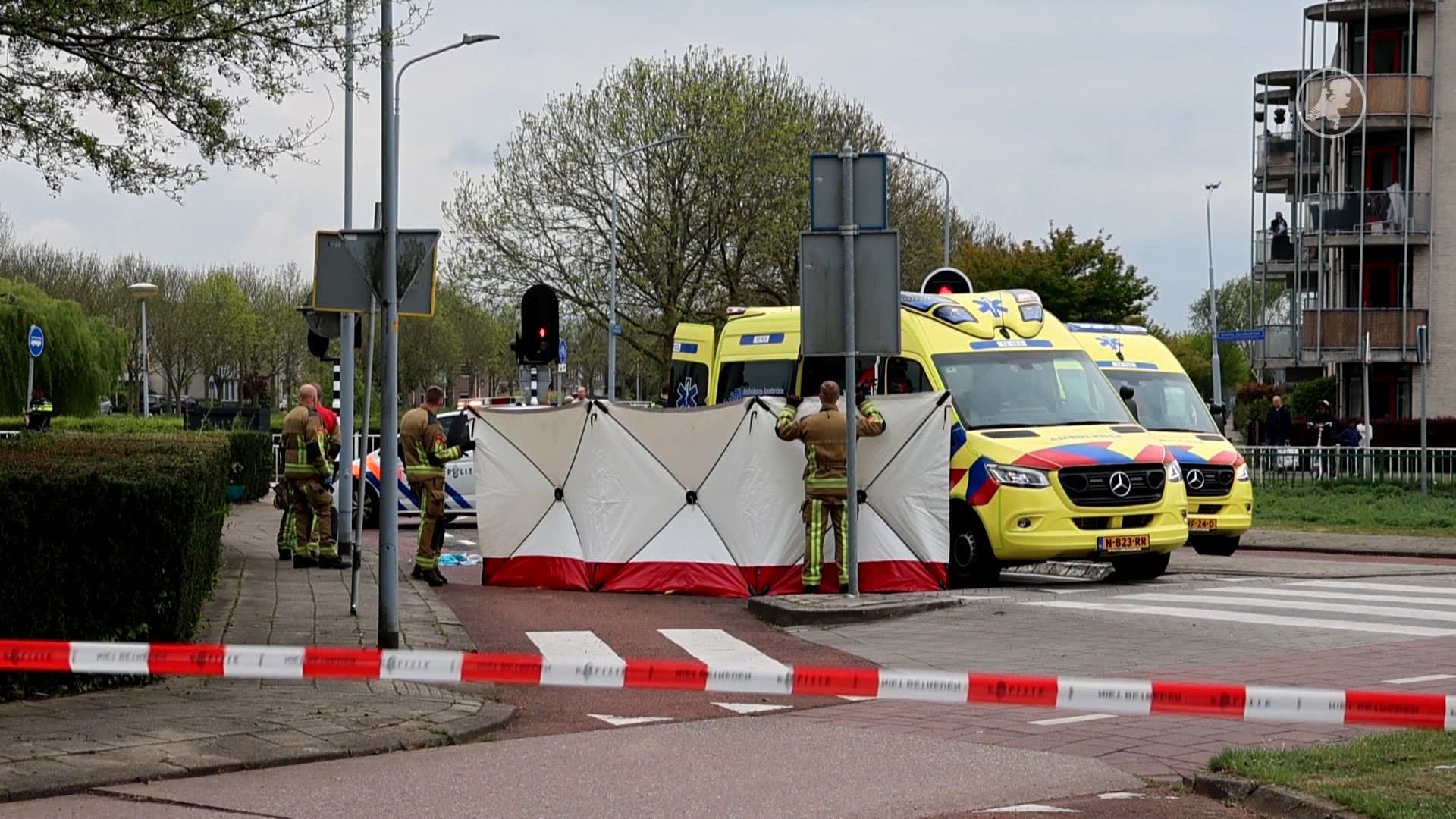 Fietser (59) komt ten val en overlijdt bij botsing in Hoofddorp, veel hulpdiensten aanwezig