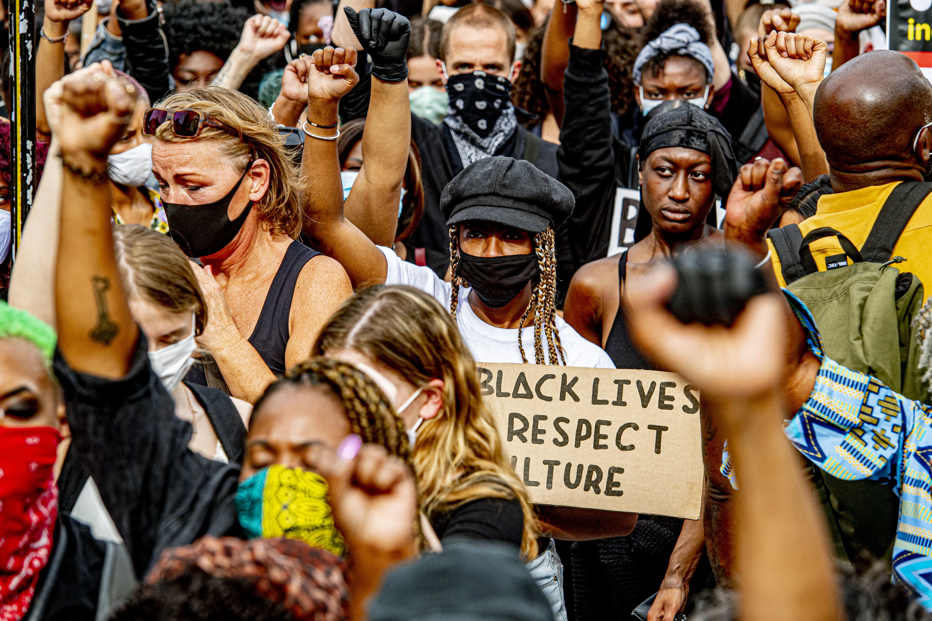 Maximaal 80 demonstranten bij anti-racismeprotest Schouwburgplein Rotterdam: 'Meer is niet mogelijk'