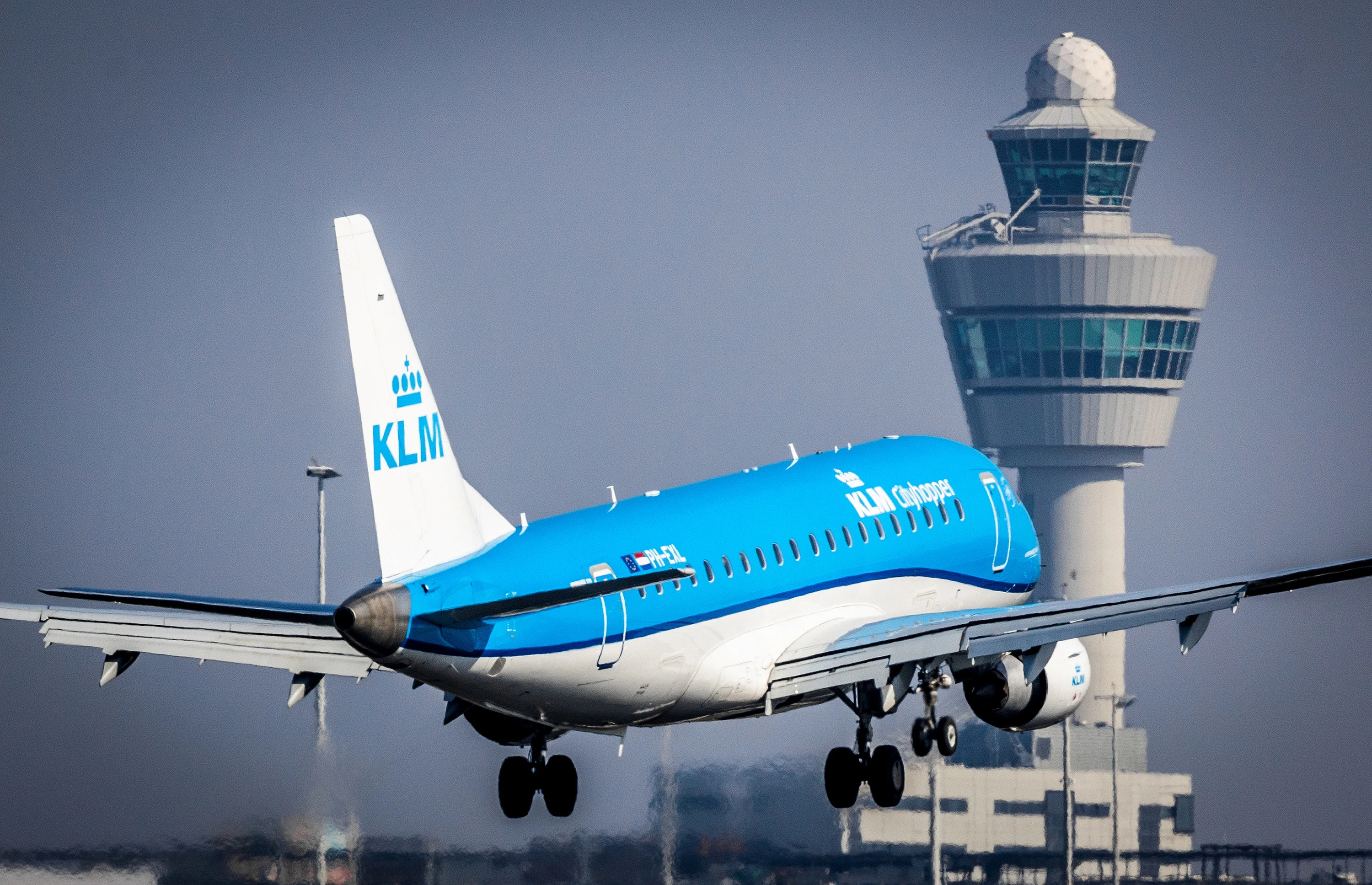 KLM-vliegtuig na noodmelding geland op Schiphol, onduidelijk wat er aan de hand is