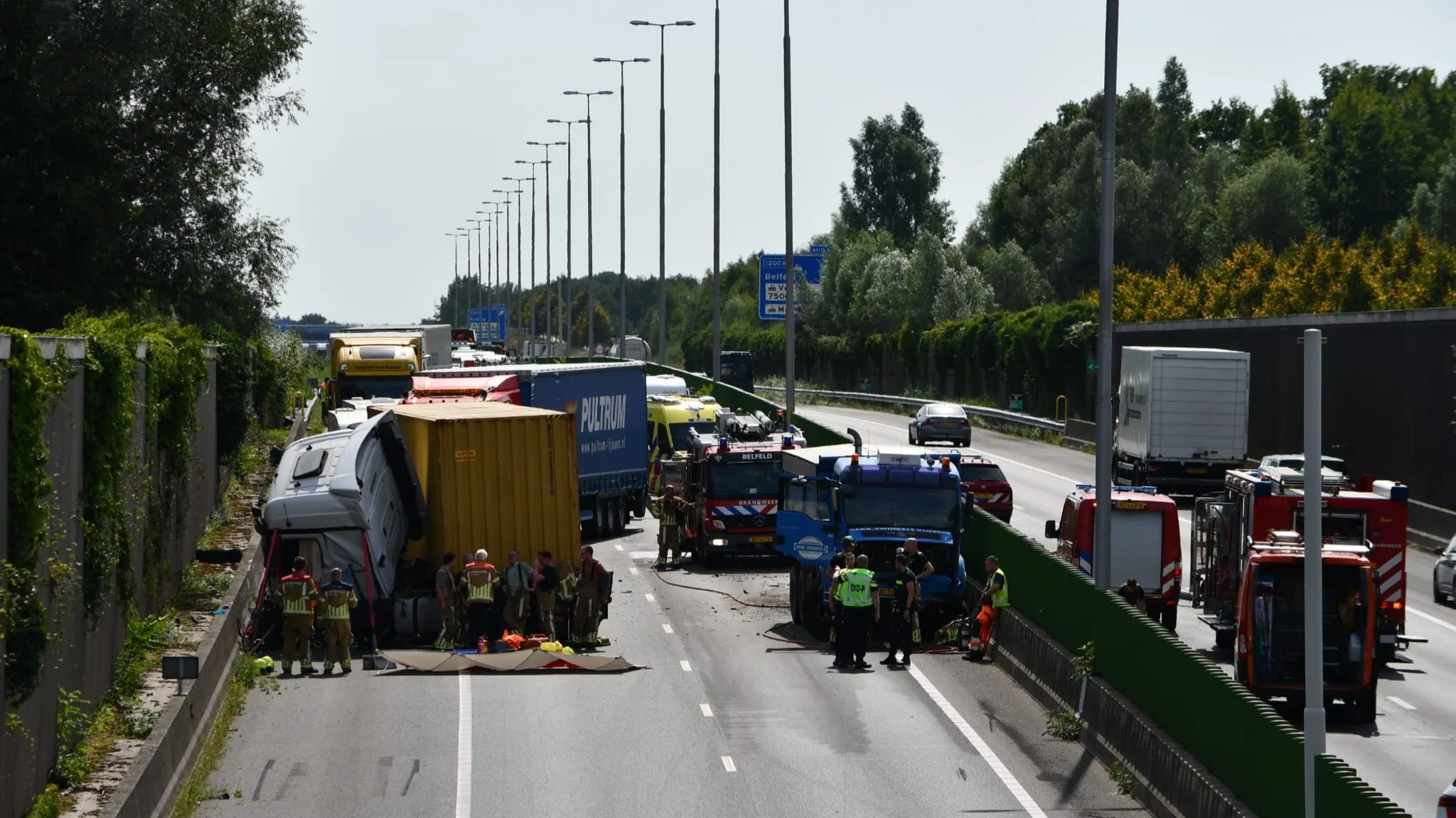 Ernstig ongeval met twee vrachtwagens: twee gewonden, A73 afgesloten