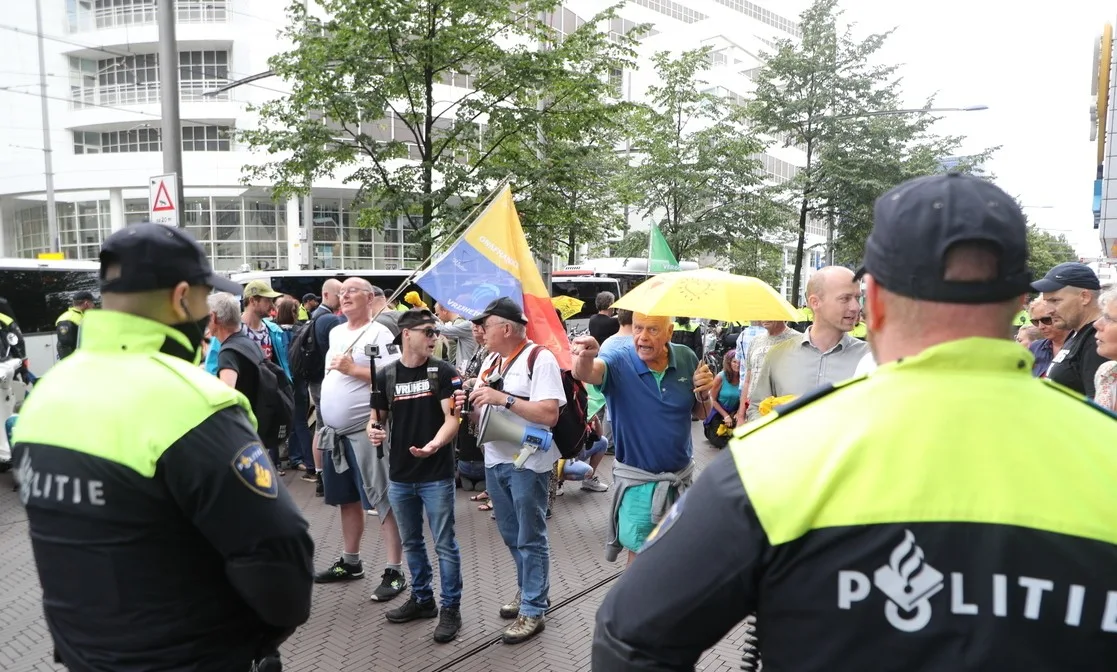 Politie verwijdert demonstranten uit binnenstad Den Haag