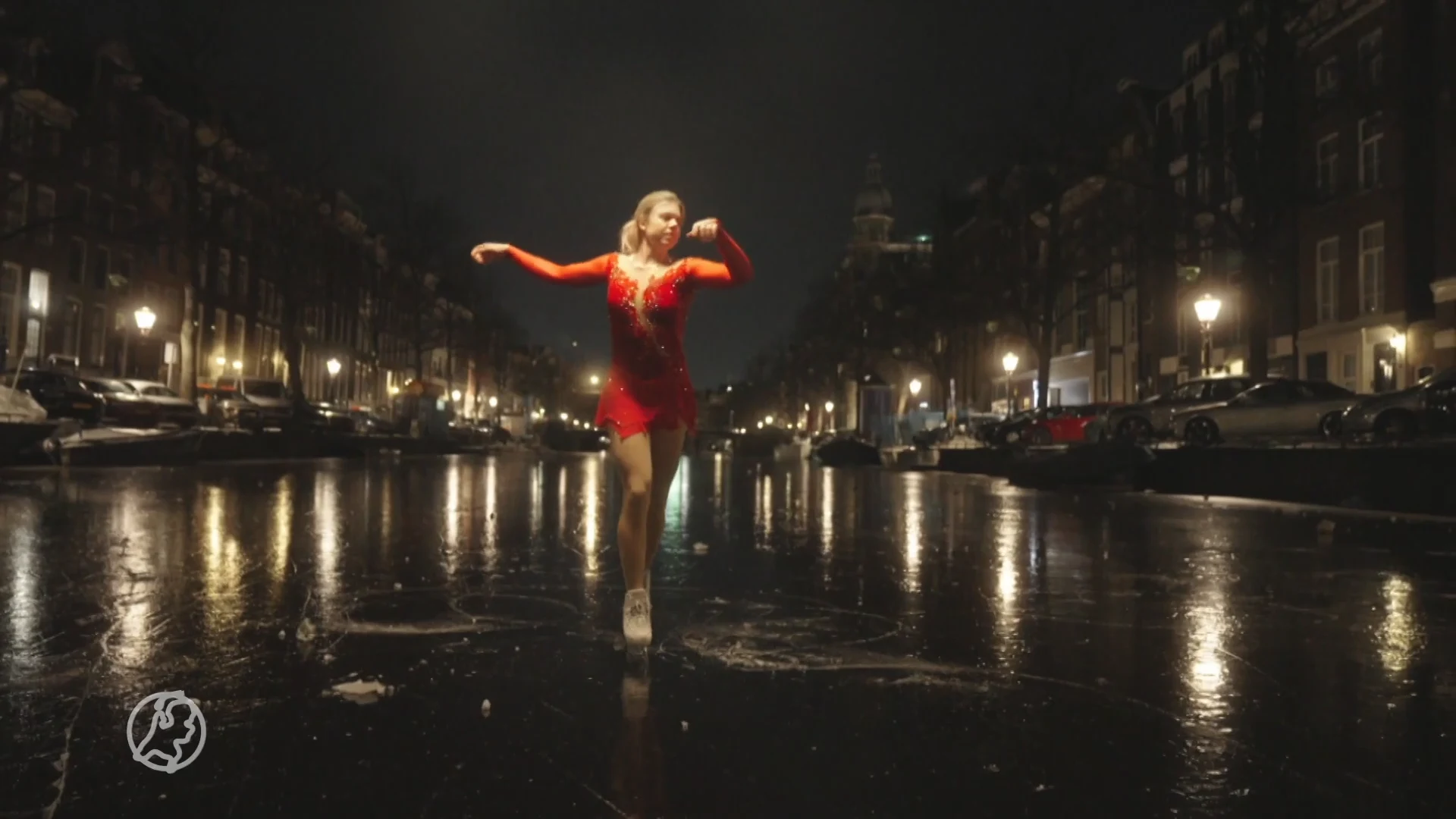 Nederlands kampioen kunstschaatsen schaatst adembenemende kür op Amsterdamse gracht