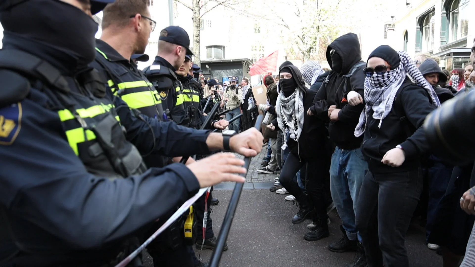 ME gebruikt wapenstok om pro-Palestijnse betogers weg te houden van bezetting Maagdenhuis