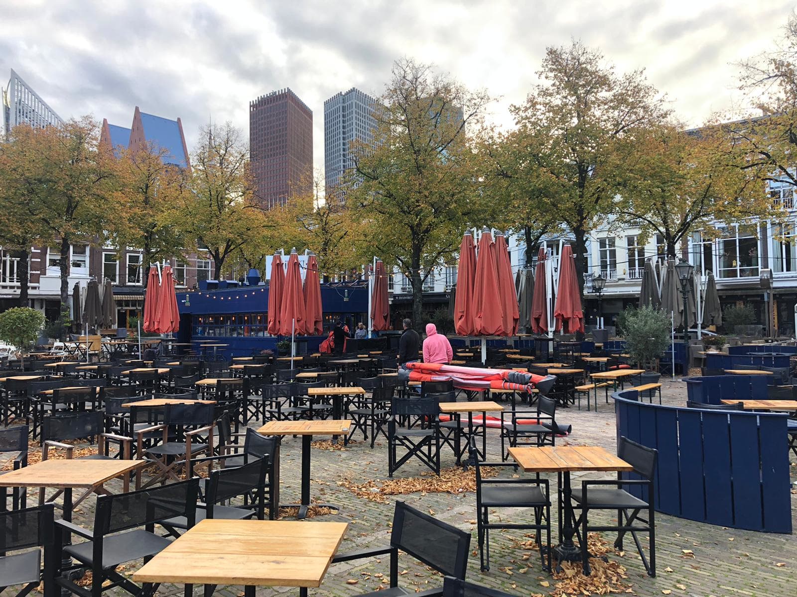 Feestende menigte op Plein in Den Haag was 'momentopname', politici en KHN reageren ontzet