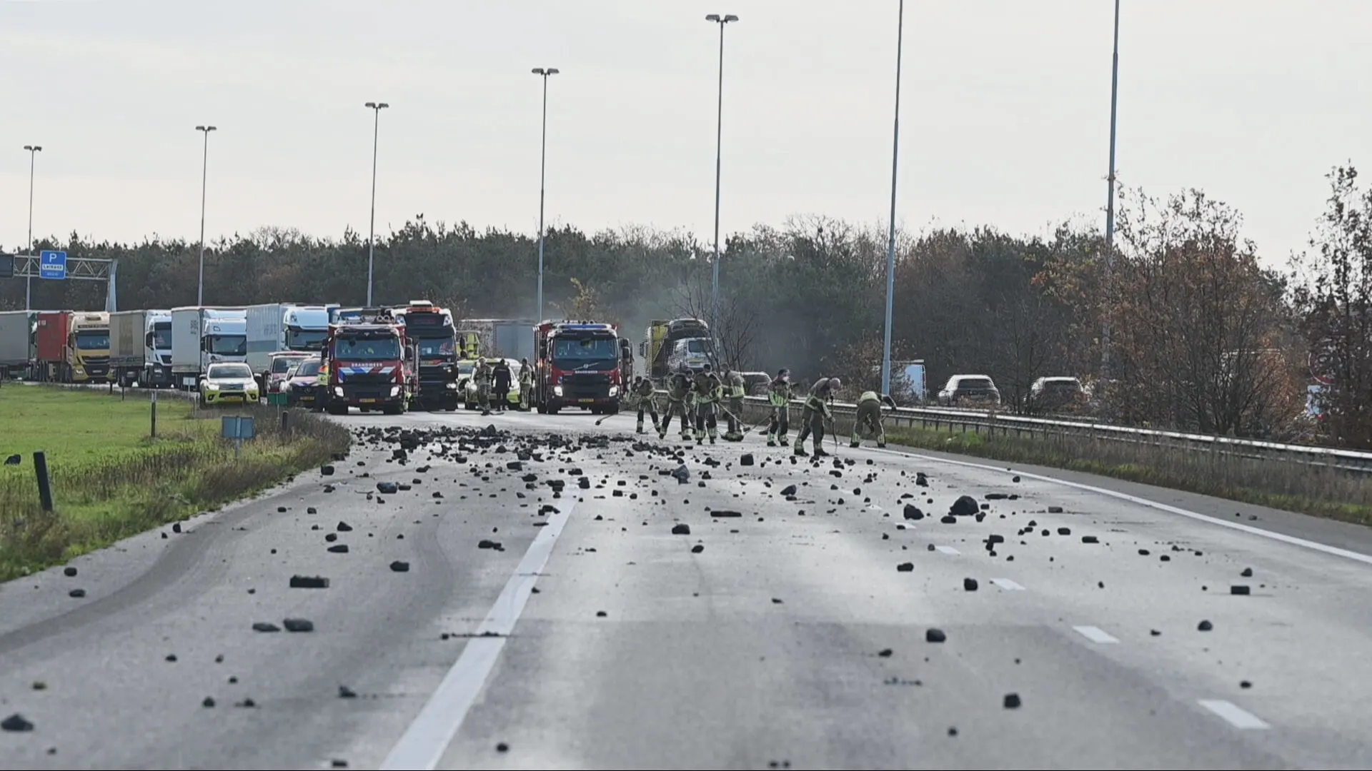 Vrachtwagen verliest 'gevaarlijke' lading op A58 bij Tilburg, weg dicht tot 17 uur