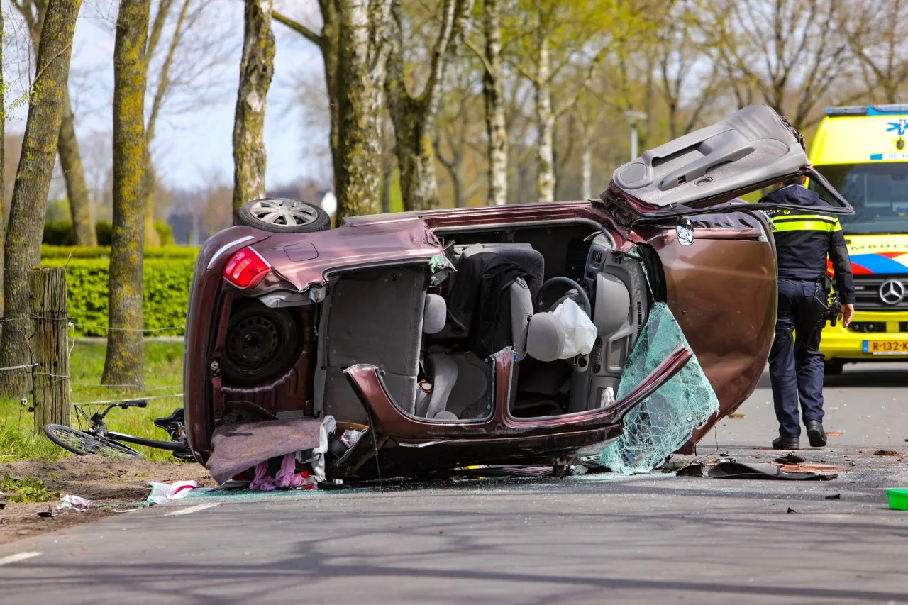Auto slaat over de kop en schept fietsers in Nunspeet