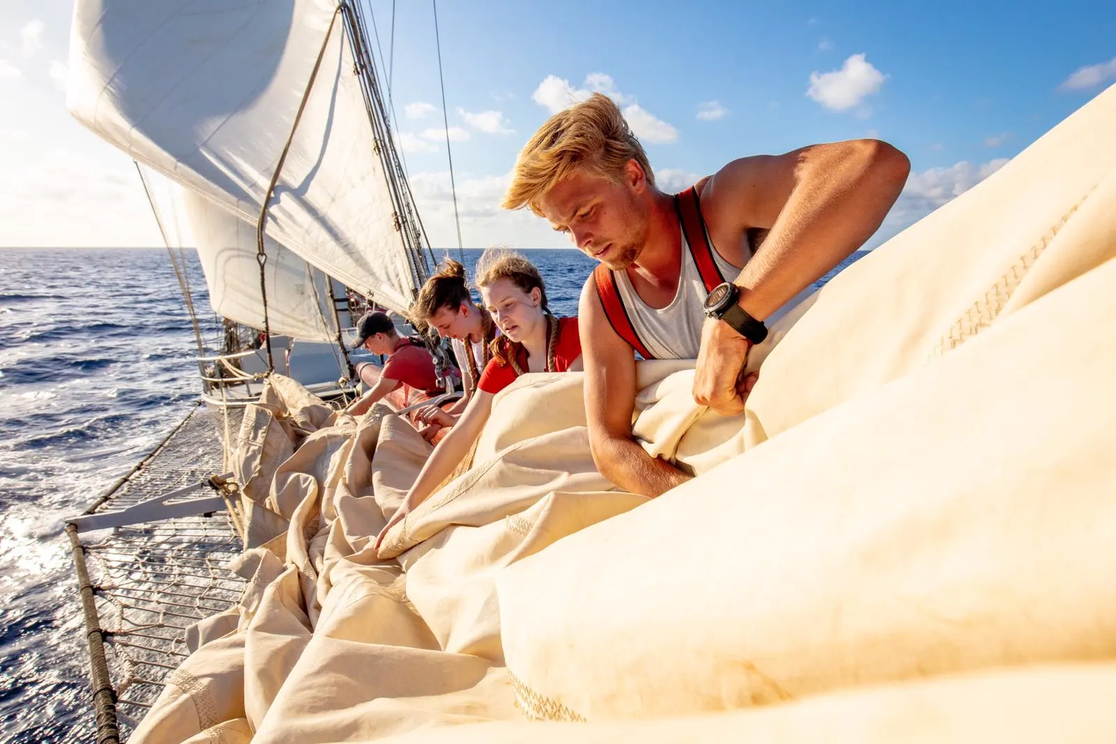 Nederlandse scholieren die noodgedwongen zeilend de oceaan oversteken zijn wereldnieuws