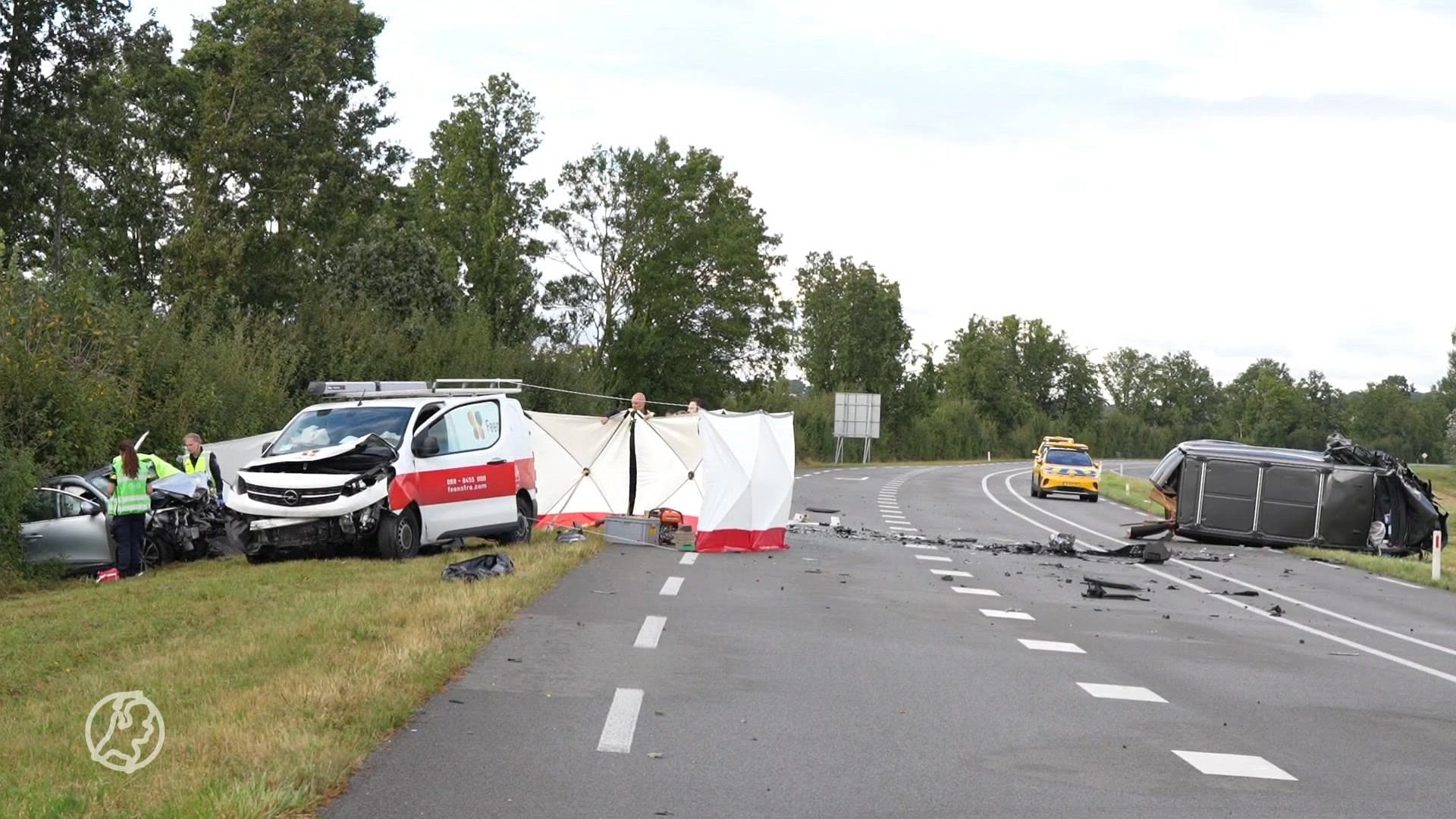 Dode en gewonde door ongeval met drie voertuigen in de Betuwe