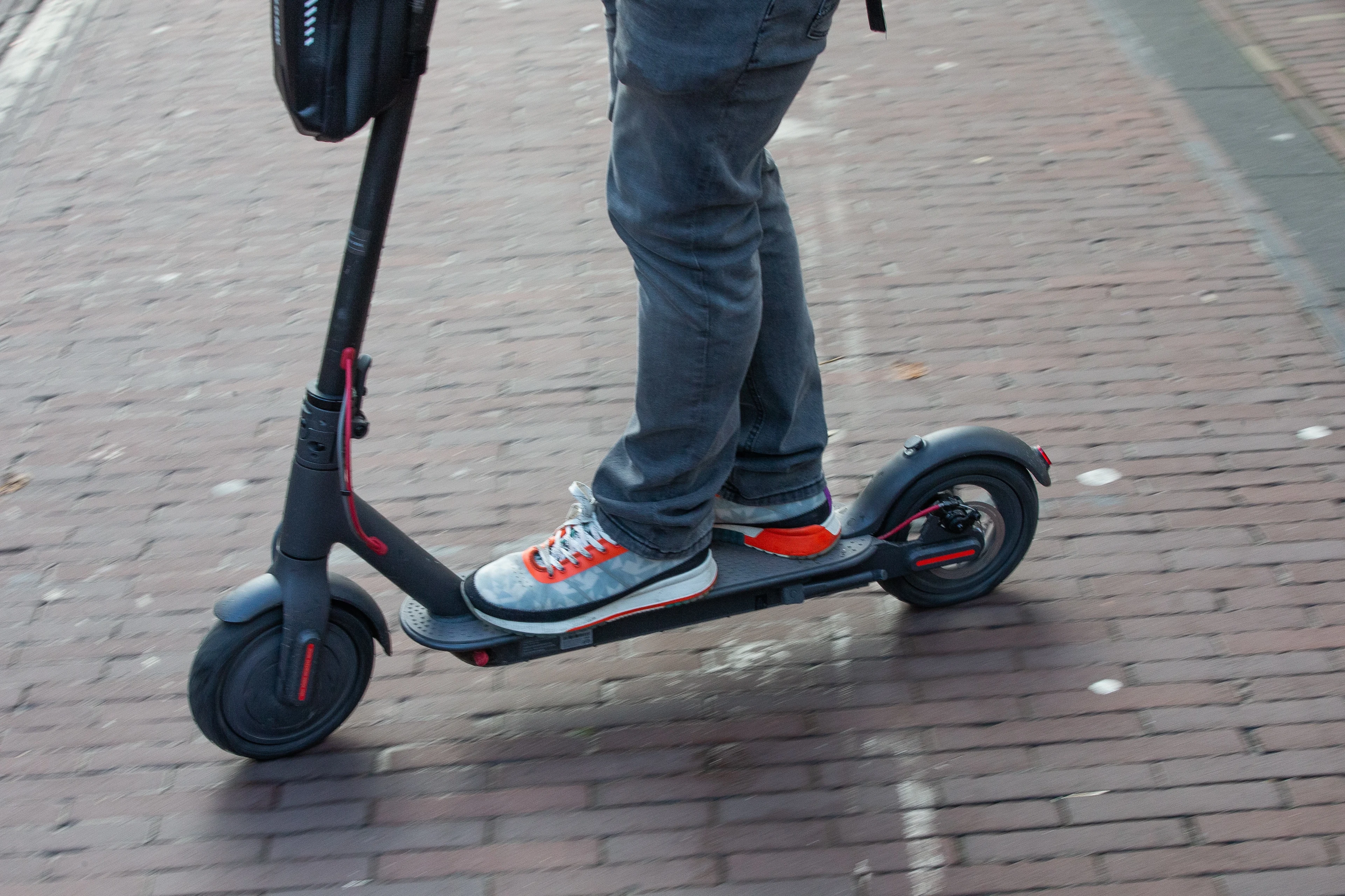 Jochie (10) in tranen nadat scooterjongens hem beroven van zijn step