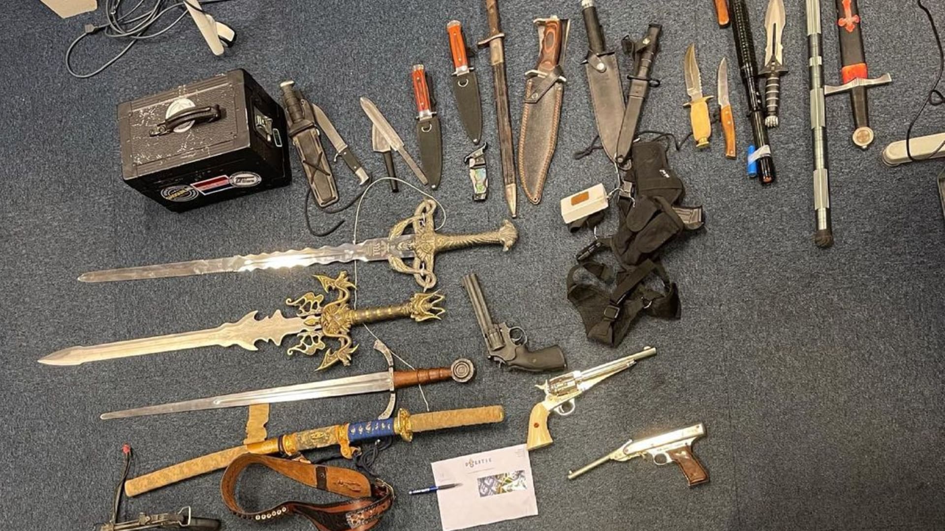 Politie vindt wapenarsenaal in huis Erp na aanhouding automobilist