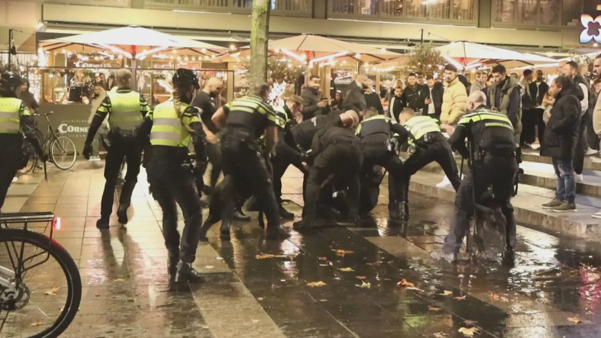 Massale vechtpartij op Stadhuisplein in Rotterdam: politie grijpt hard in
