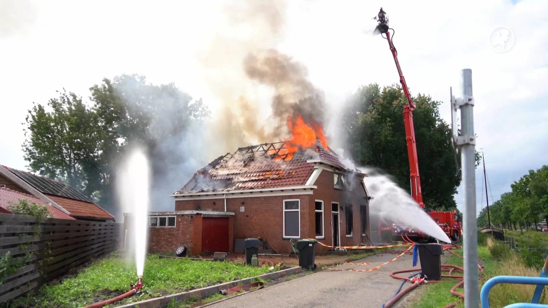 Vlammen slaan uit dak bij brand Nieuwe Pekela