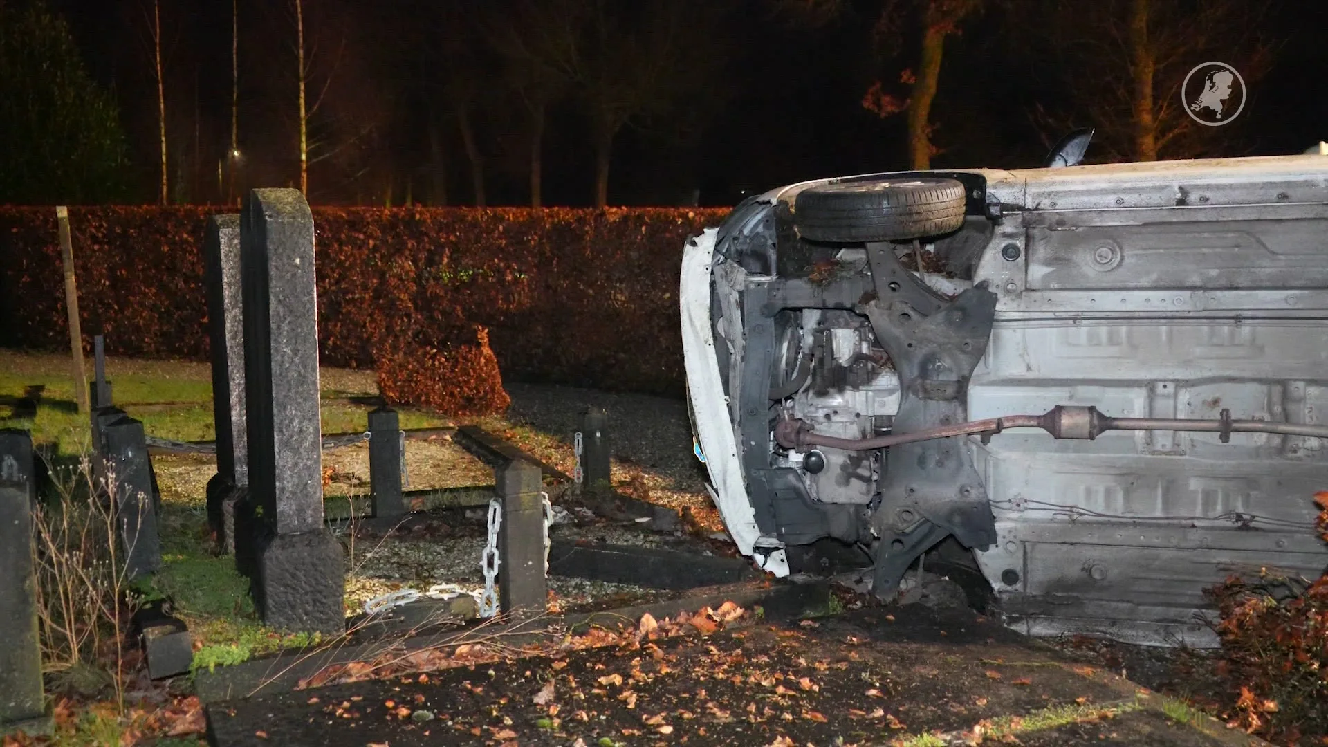 Auto crasht tussen de graven op begraafplaats in Dedemsvaart
