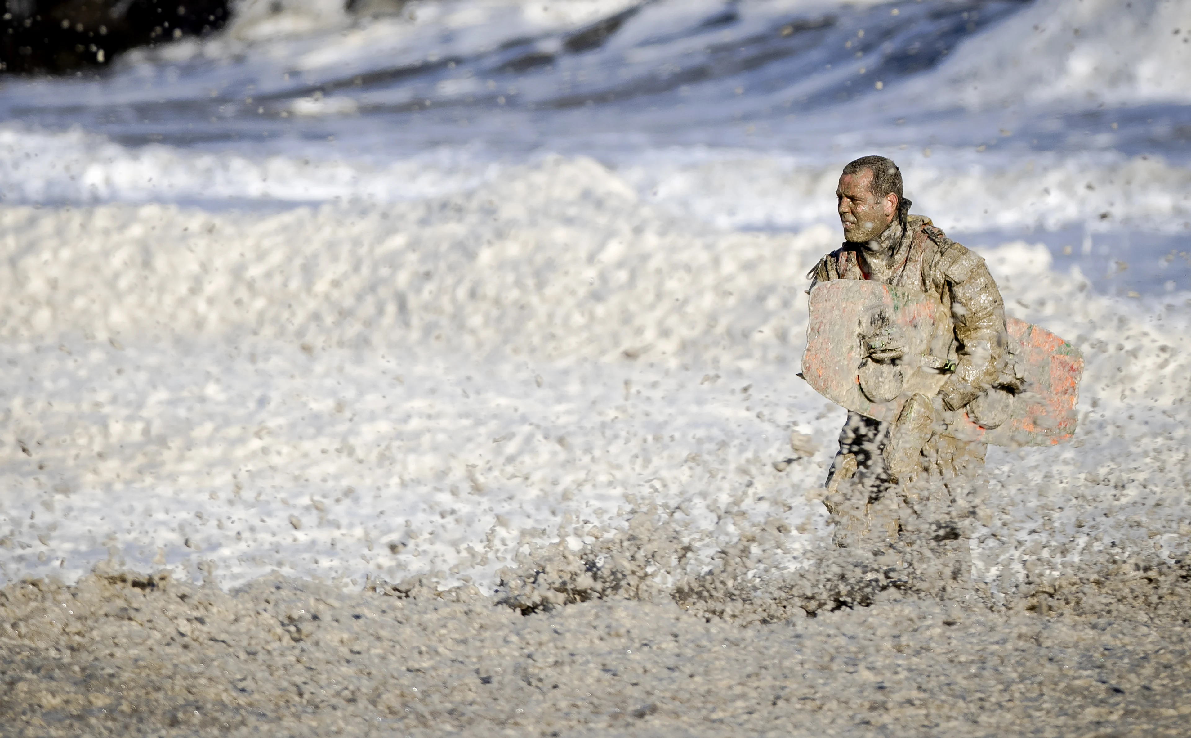 Onderzoek: uitzonderlijke hoeveelheden algenschuim werd surfers Scheveningen fataal
