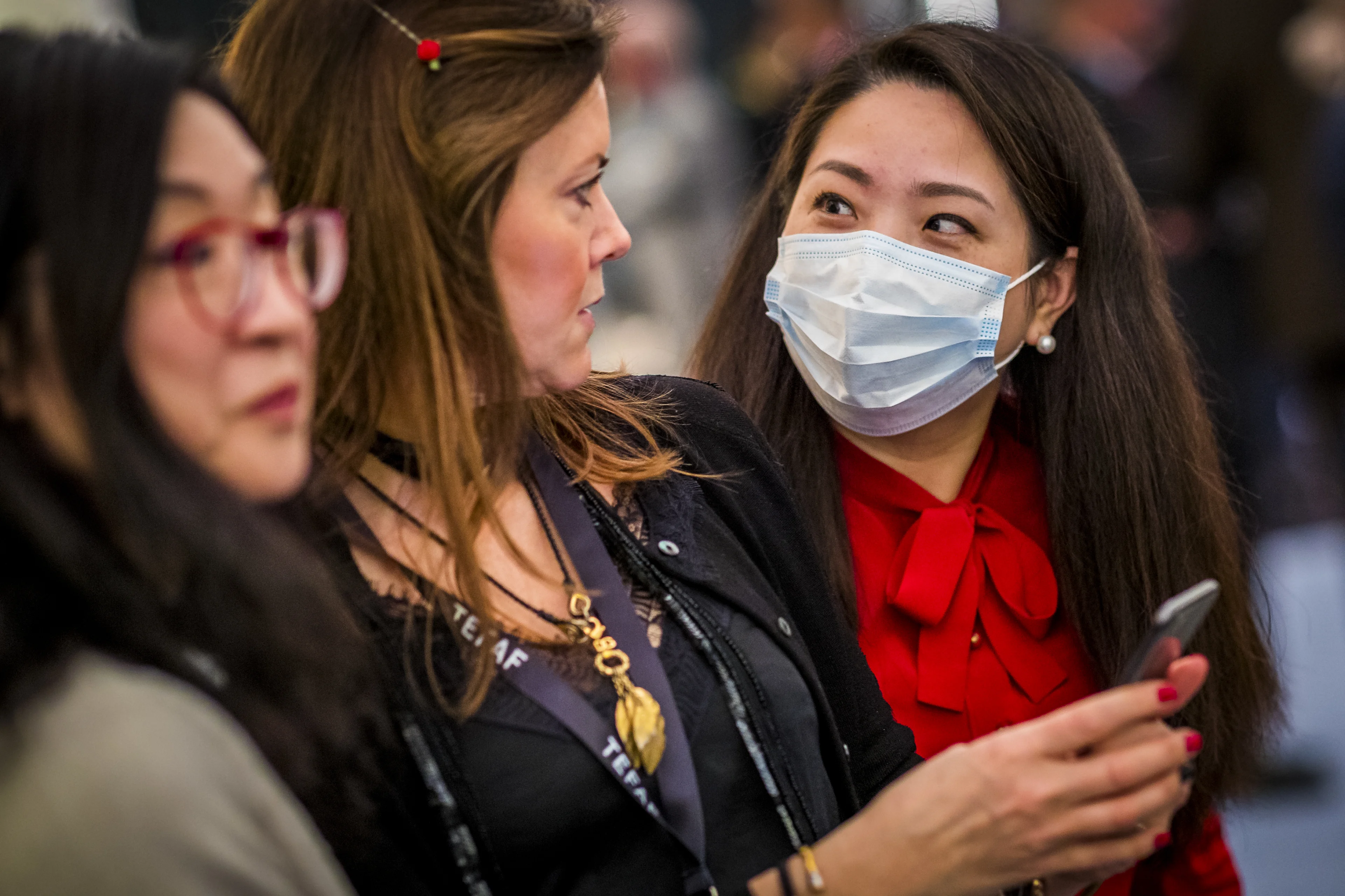 Nederland krijgt een half miljoen mondkapjes van Duitsland