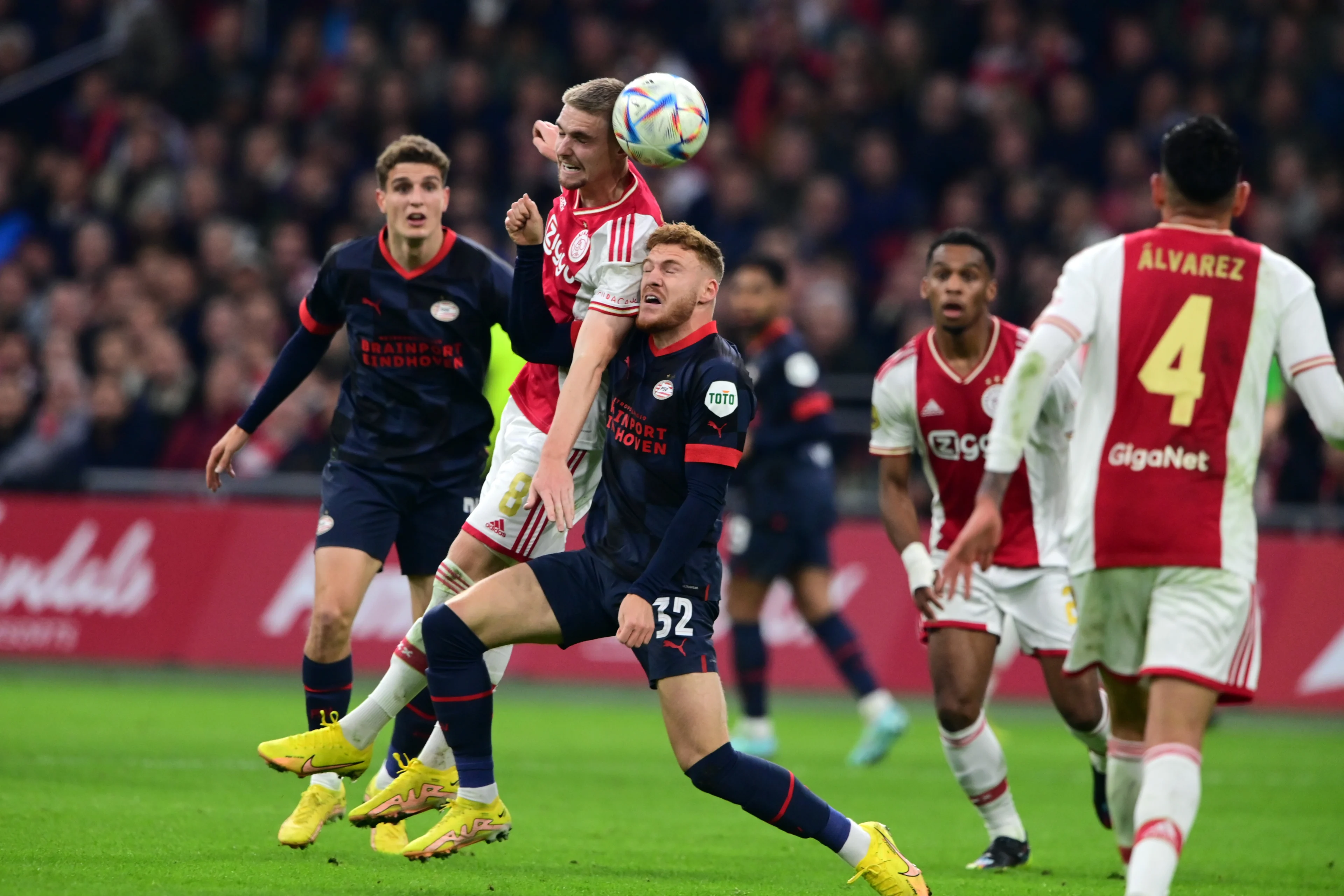 PSV wint bikkelharde topper van Ajax en neemt koppositie over