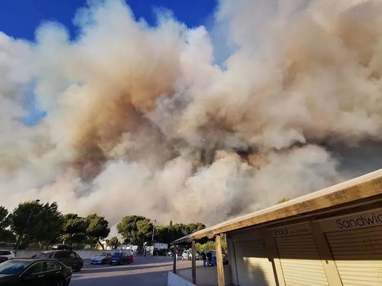 Elle (20) moest op strand slapen door bosbranden Zuid-Frankrijk