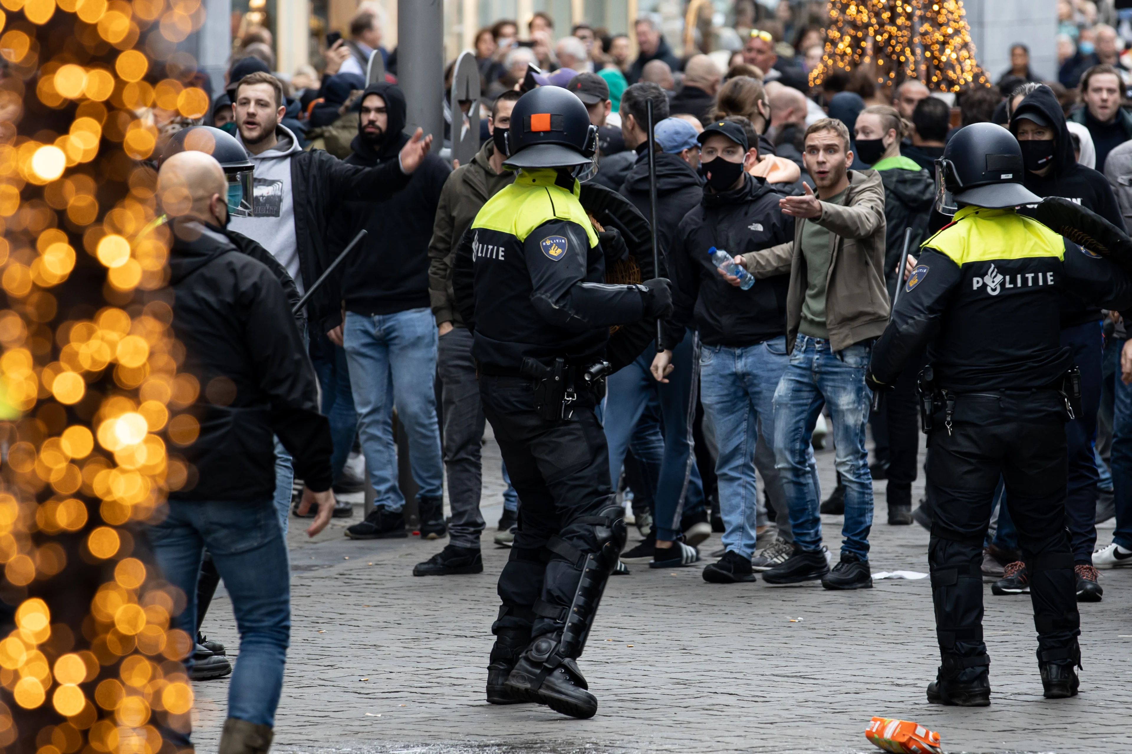 Man (29) krijgt zes maanden cel voor gooien zwaar vuurwerk naar agent 