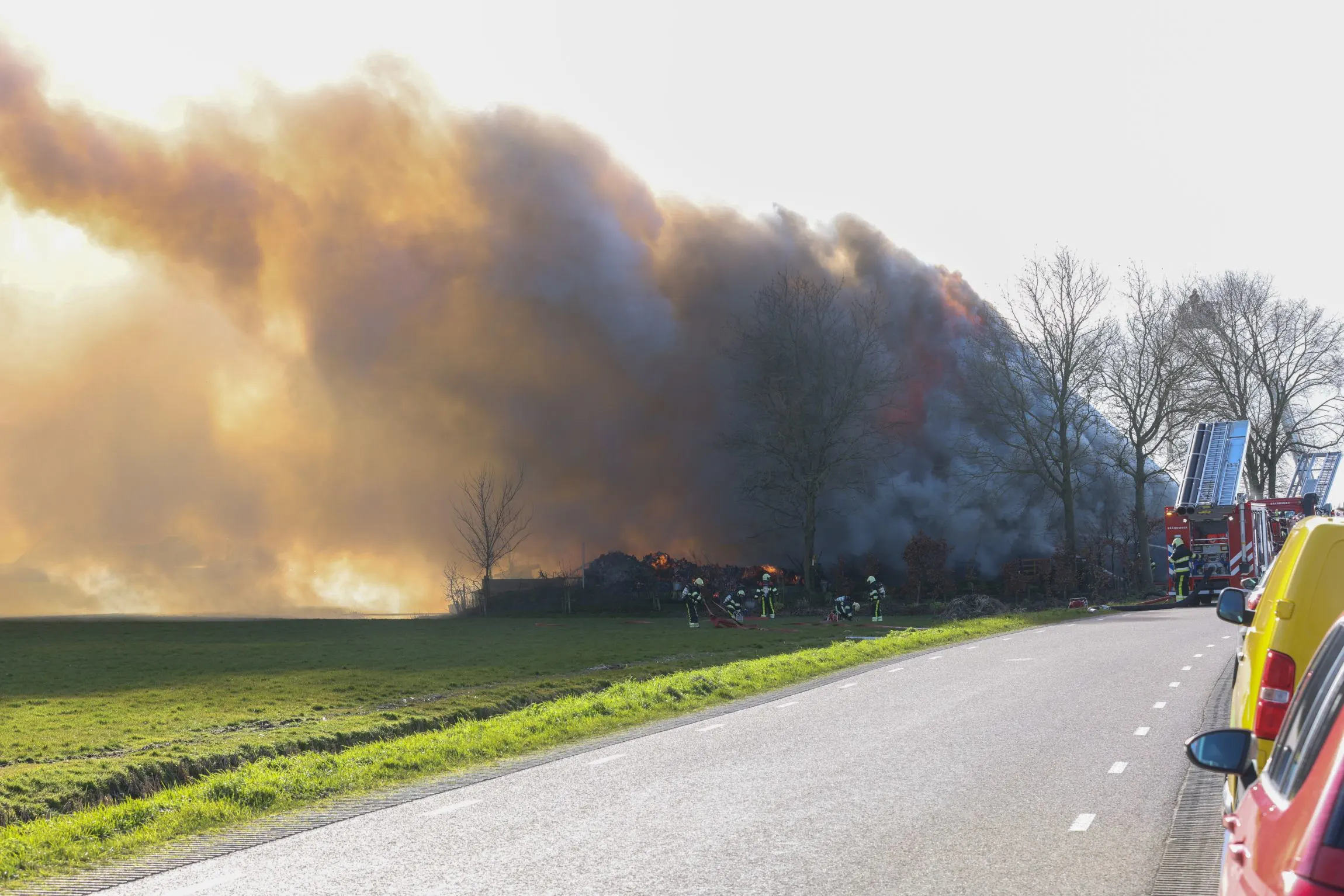 Zeer grote uitslaande brand in Wolsum legt woonboerderij in de as
