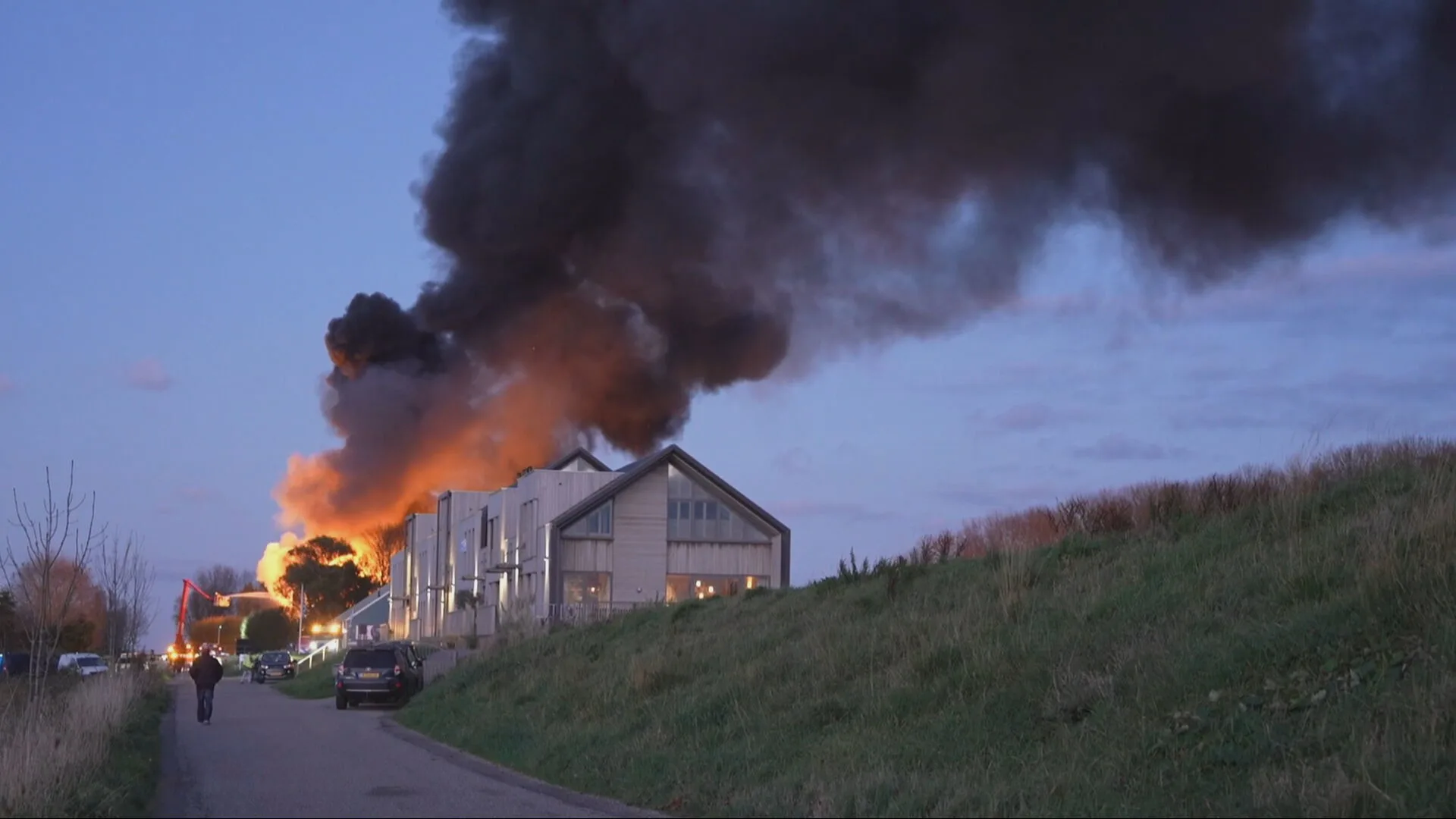 Zoveel rook bij brand Hoofddorpse school dat NL-alert uitgaat