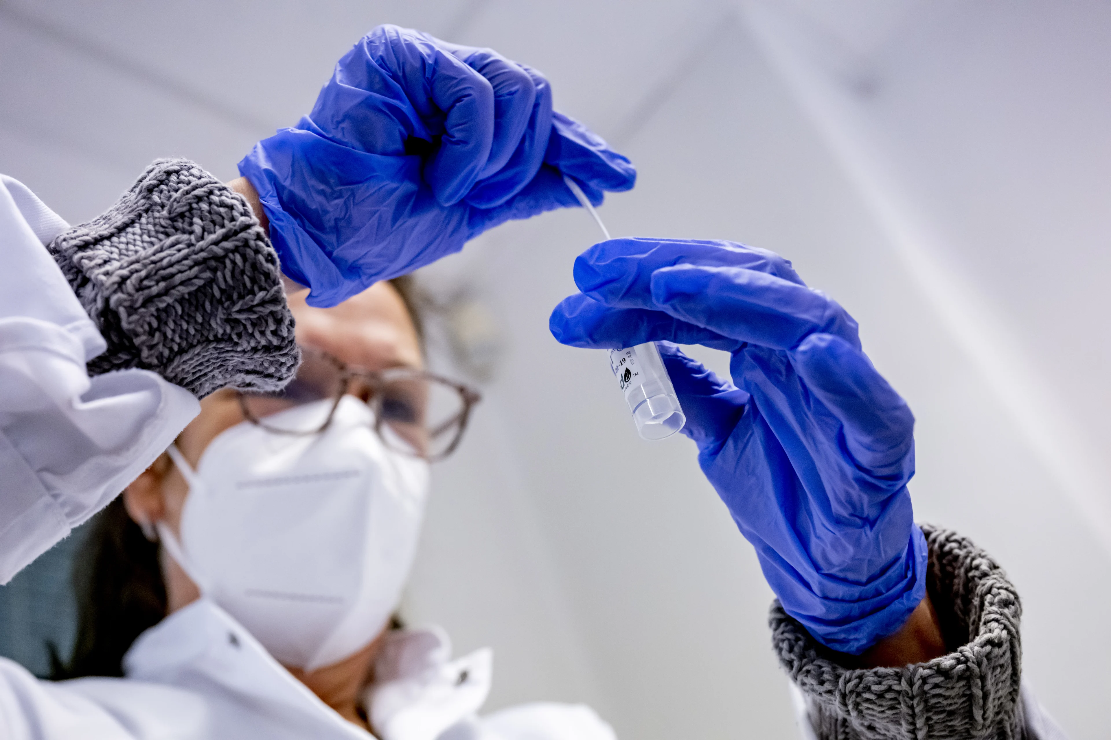 Recordaantal coronagevallen weer verbroken, steeds meer patiënten in ziekenhuis