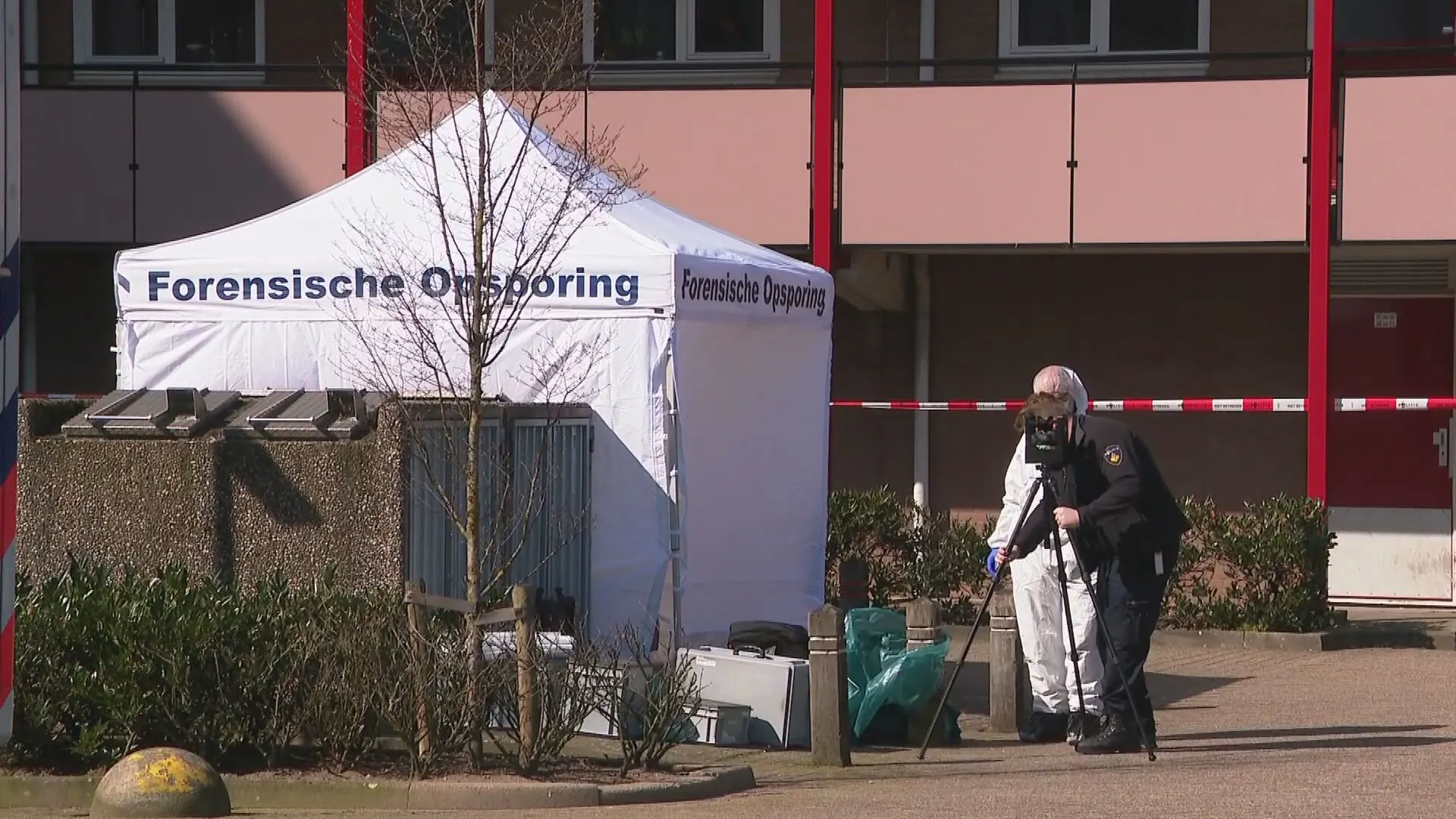 Flatbewoners geschrokken na vondst dode vrouw naast vuilcontainer: 'What the fuck'