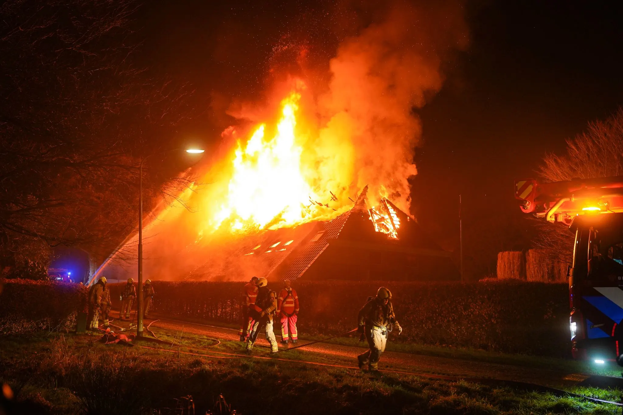 Woonboerderij verwoest door grote brand: 'Was geen houden meer aan'