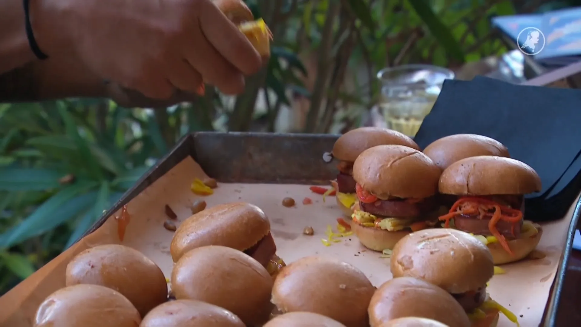 Koken met ingrediënten uit de voorraadkast: 'Eten moet ook lekker zijn tijdens een ramp'