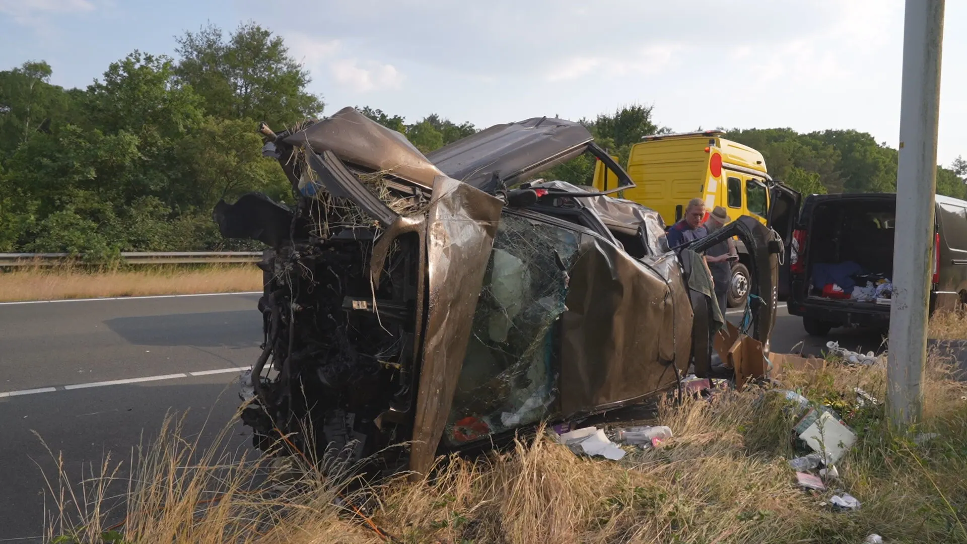 Bizar geluk: man klimt vrijwel ongedeerd uit compleet verwoeste auto na crash