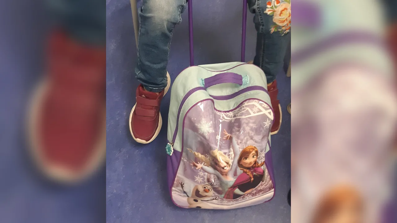 Syrisch meisje achtergelaten op politiebureau met alleen rugtasje en kopie van paspoort