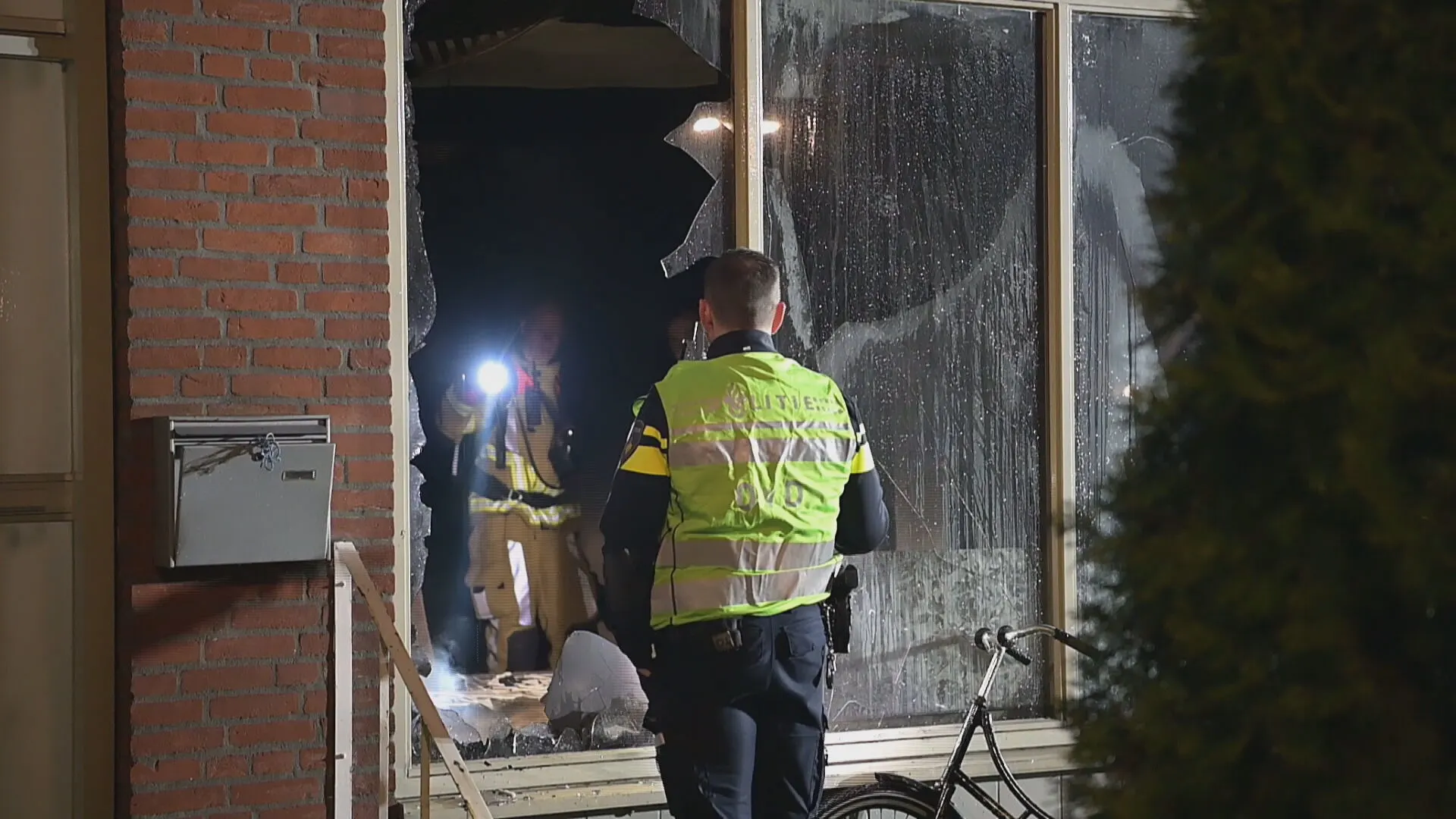 Wijkagent Joost over reddingsactie bij heftige brand Tilburg: 'Angstige blik in haar ogen staat op mijn netvlies'