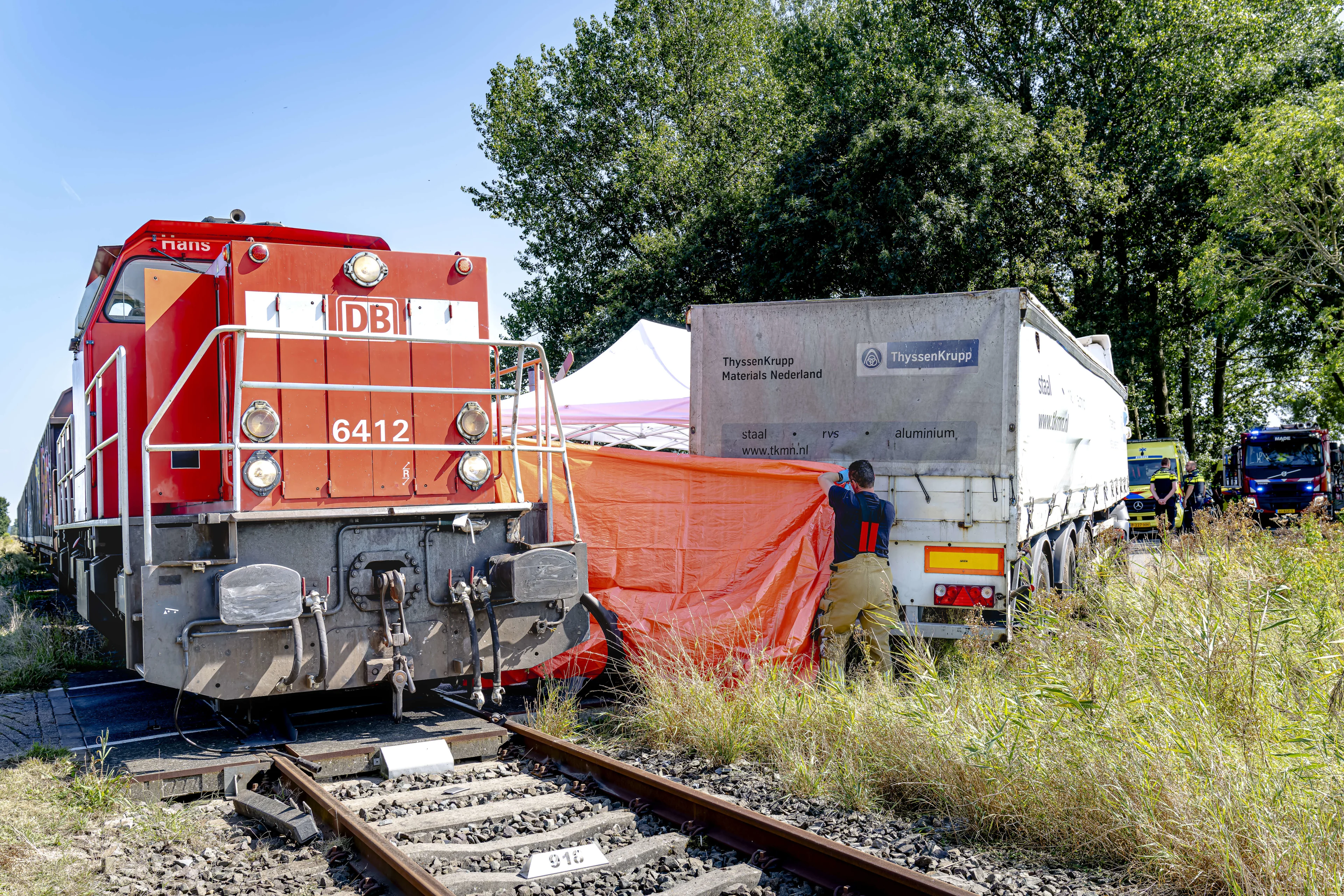 Dode en twee gewonden door aanrijding goederentrein met truck