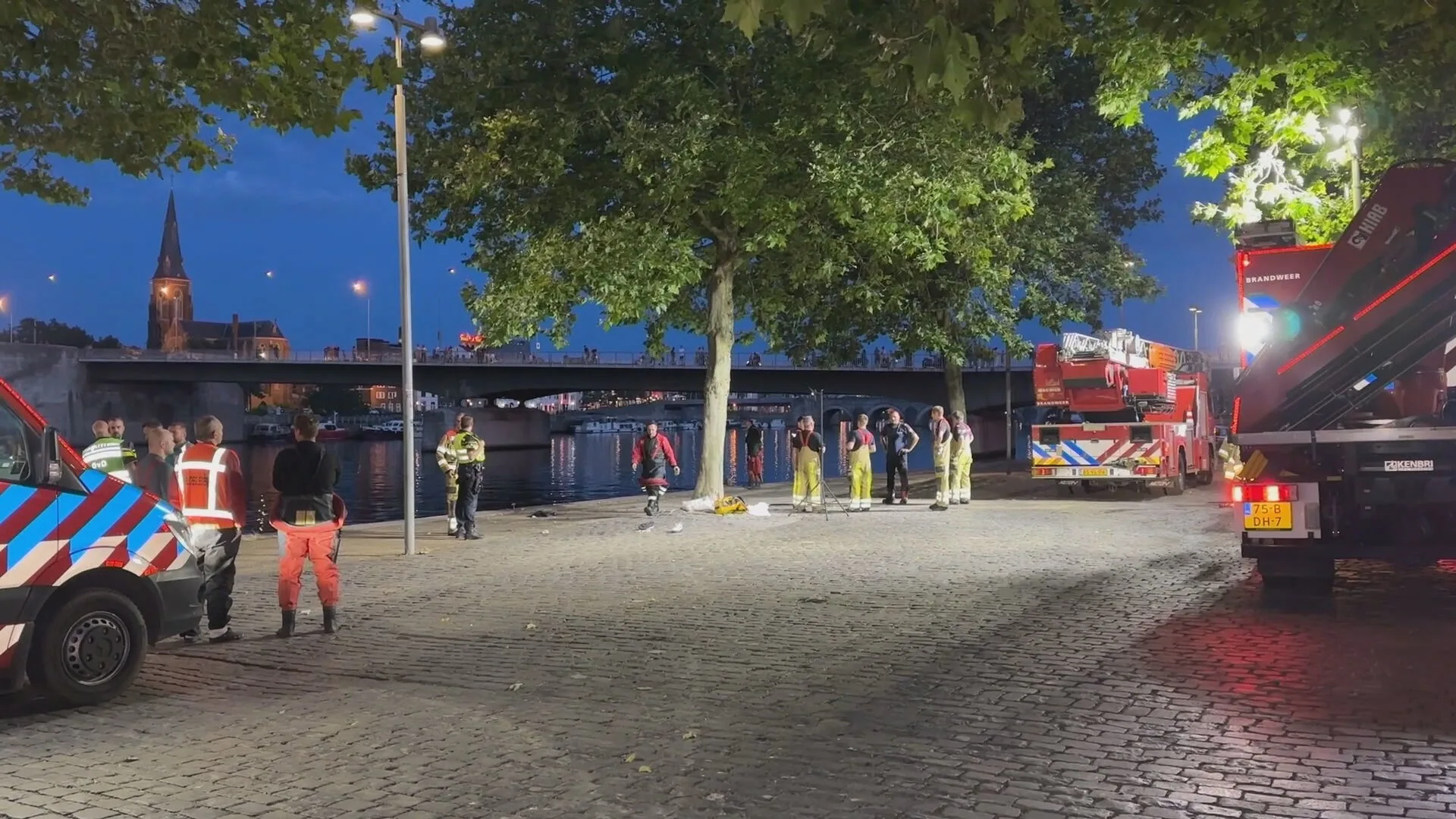 Maastrichtenaar (23) overleden na val in de Maas, man aangehouden