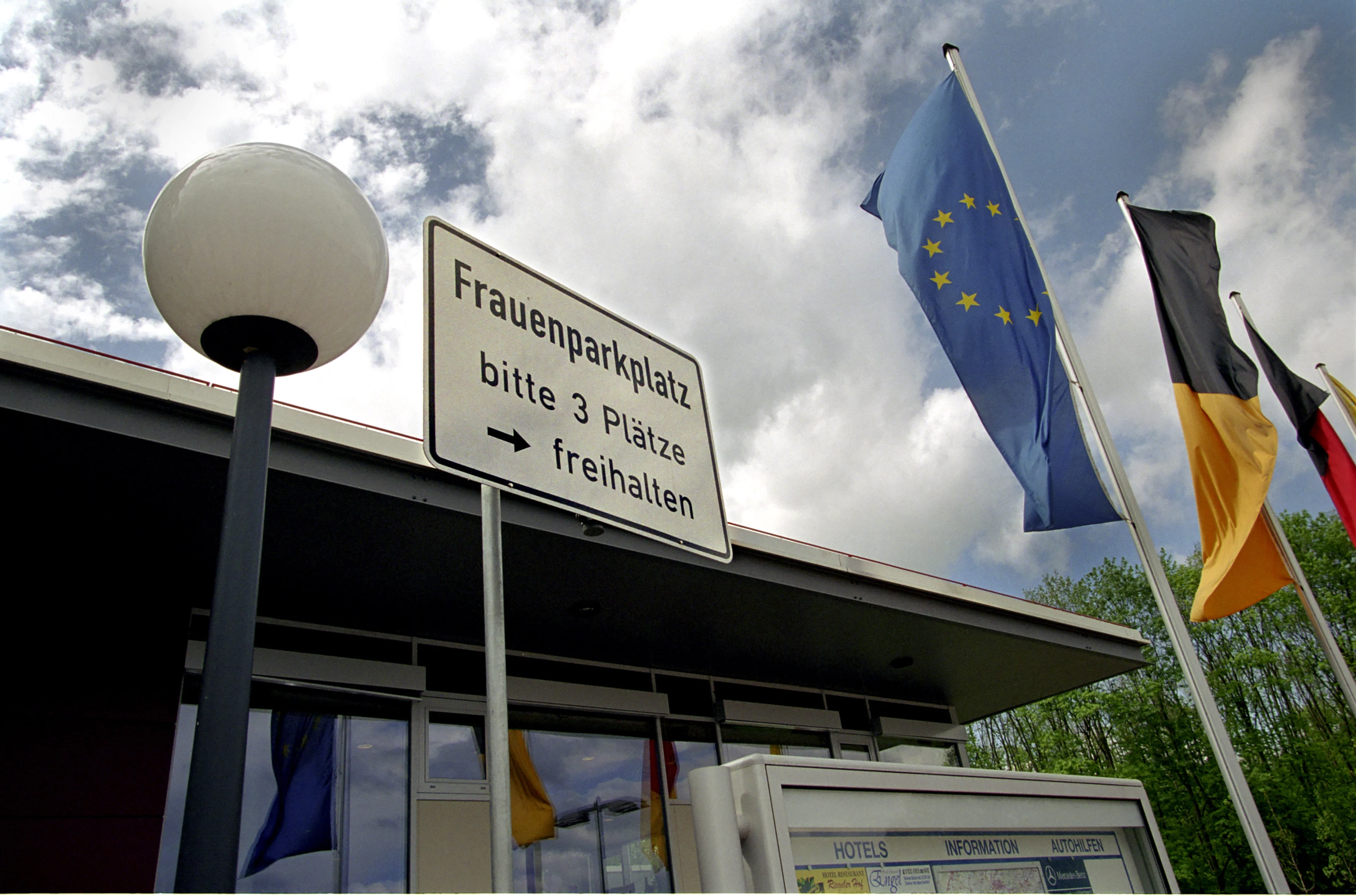 Nederlandse moeder laat zoontje (9) achter op parkeerplaats langs Duitse snelweg