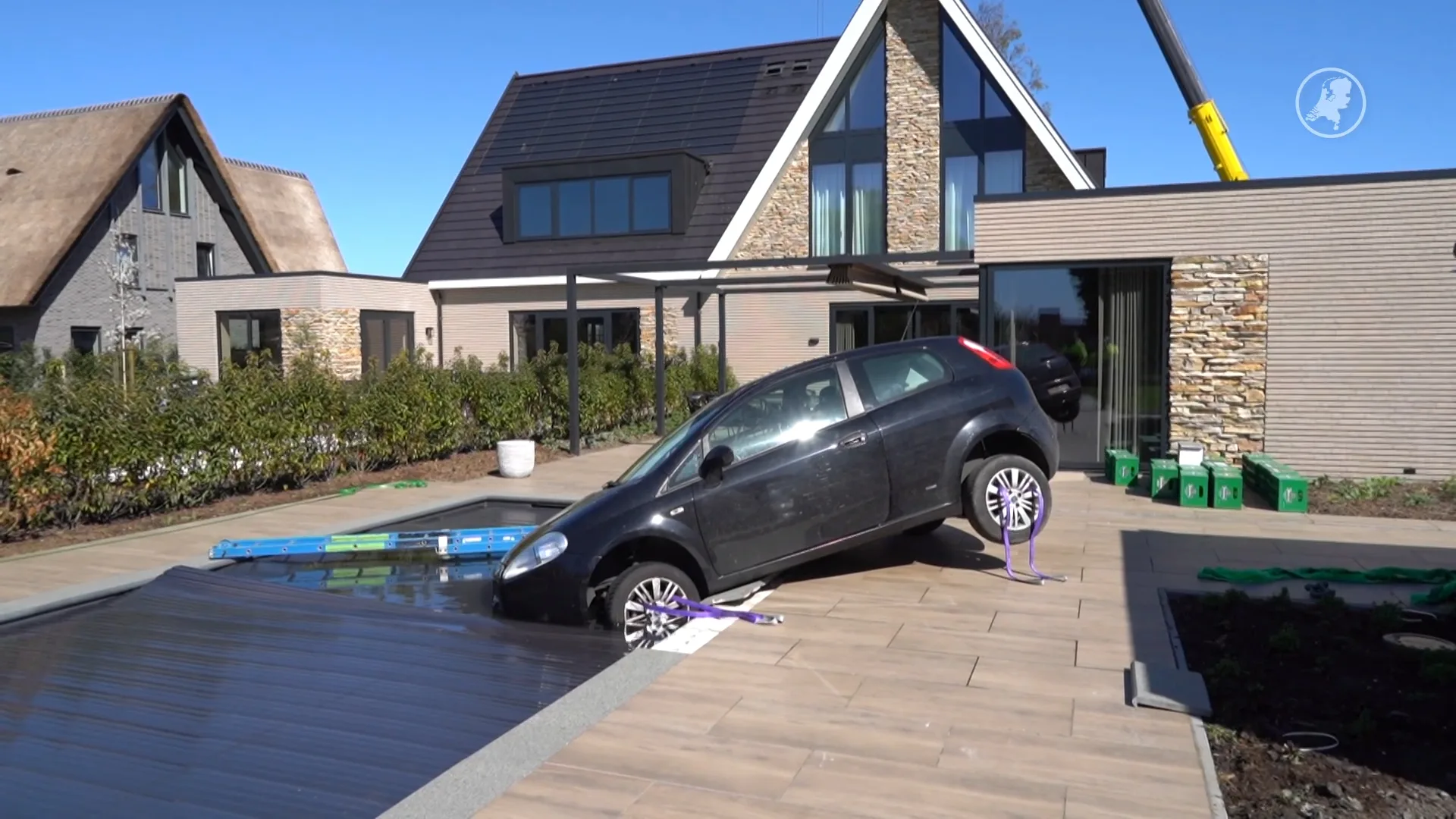 Drankrijder zonder rijbewijs rijdt met auto zwembad in